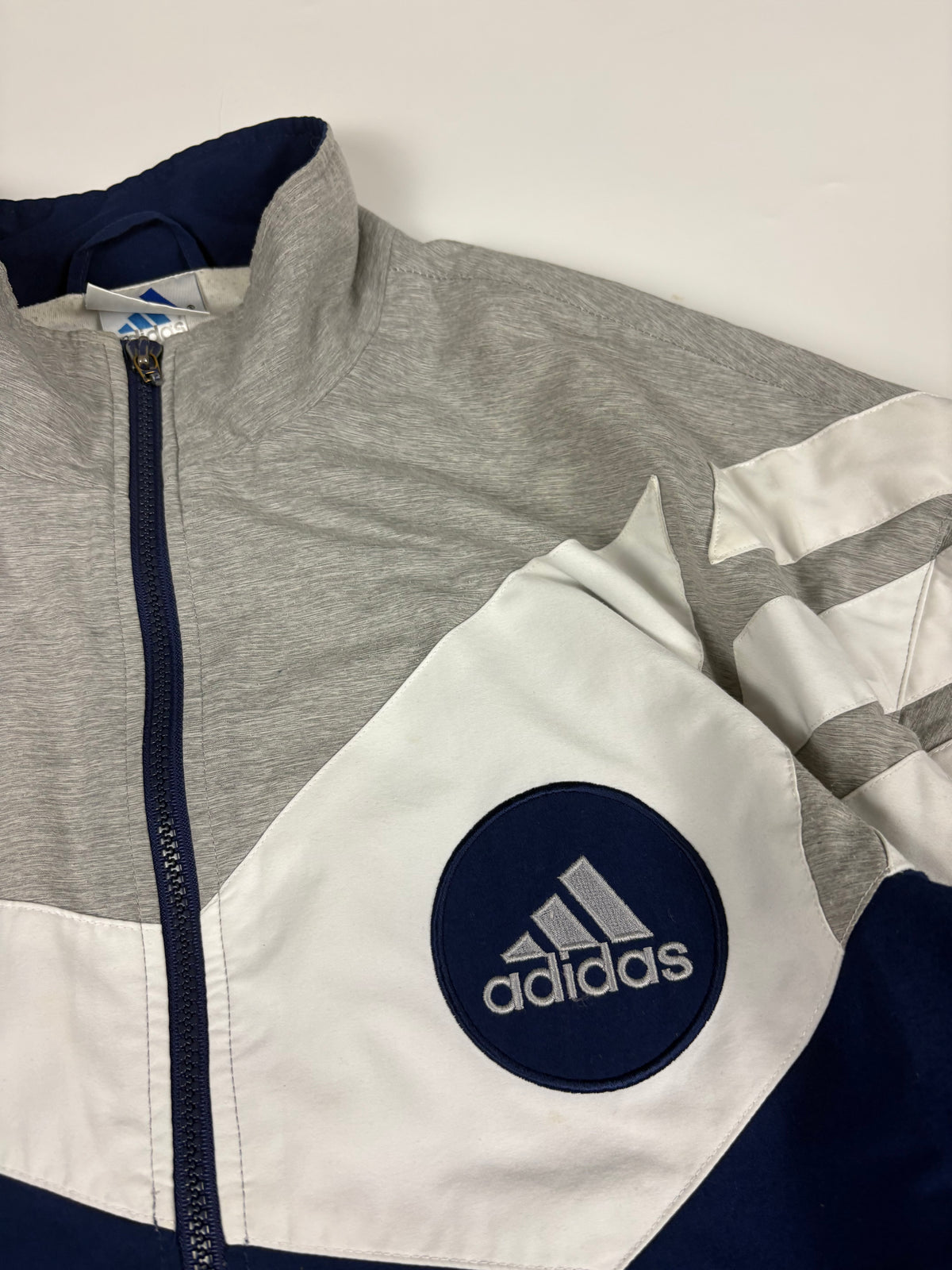 Adidas Rundlogo Vintage Trackjacket in Grau/Navy – Logo im Detail