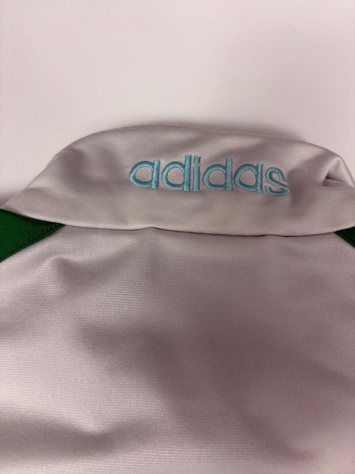 Adidas Trefoil 90s Vintage Trackjacket in Weiß/Navy/Grün – Logo im Detail 2