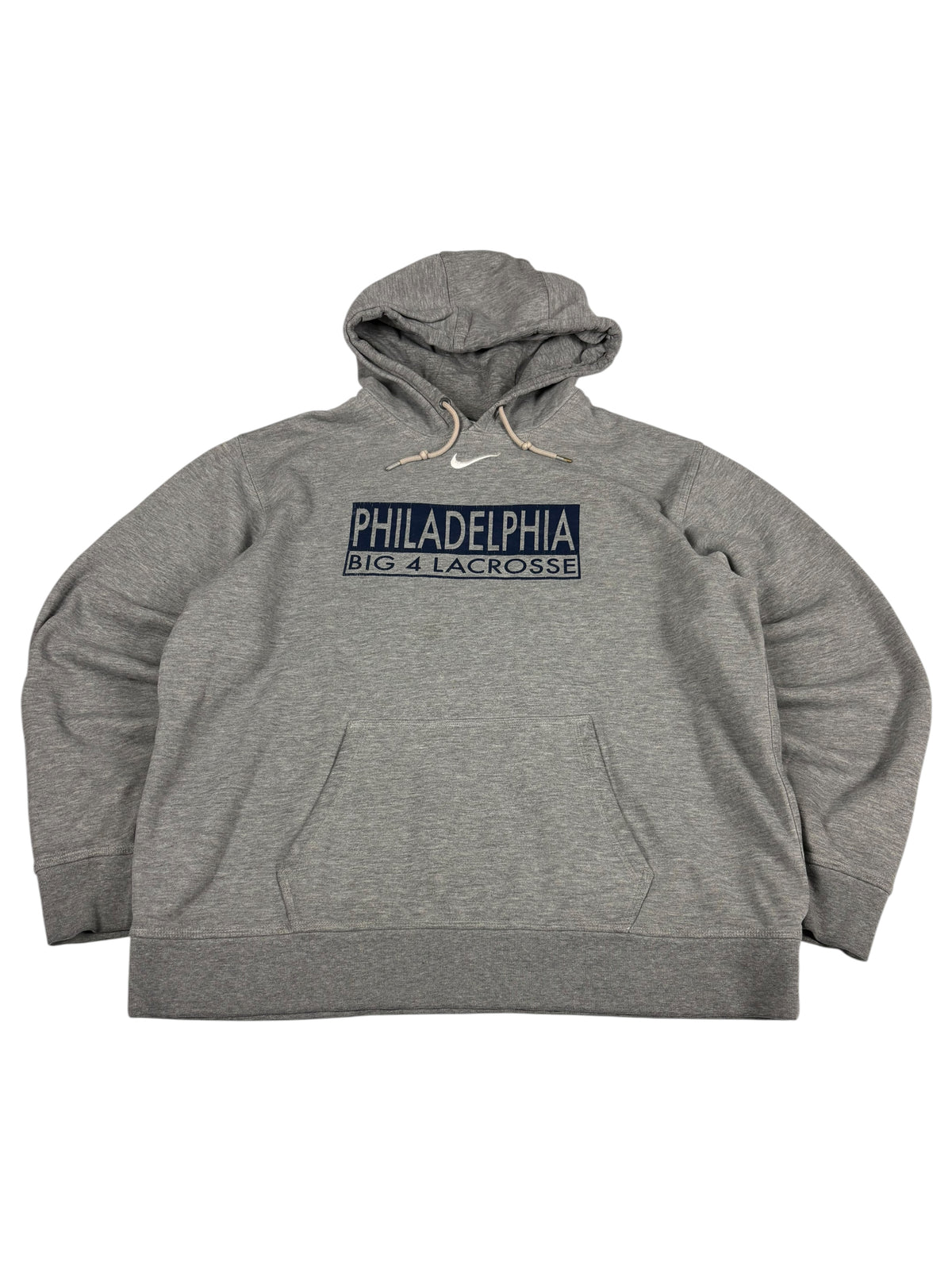 Grauer Nike Hoodie flach gelegt mit blauem Philadelphia-Big-4-Lacrosse-Print, Swoosh am Ausschnitt, Kordel und Känguru-Tasche