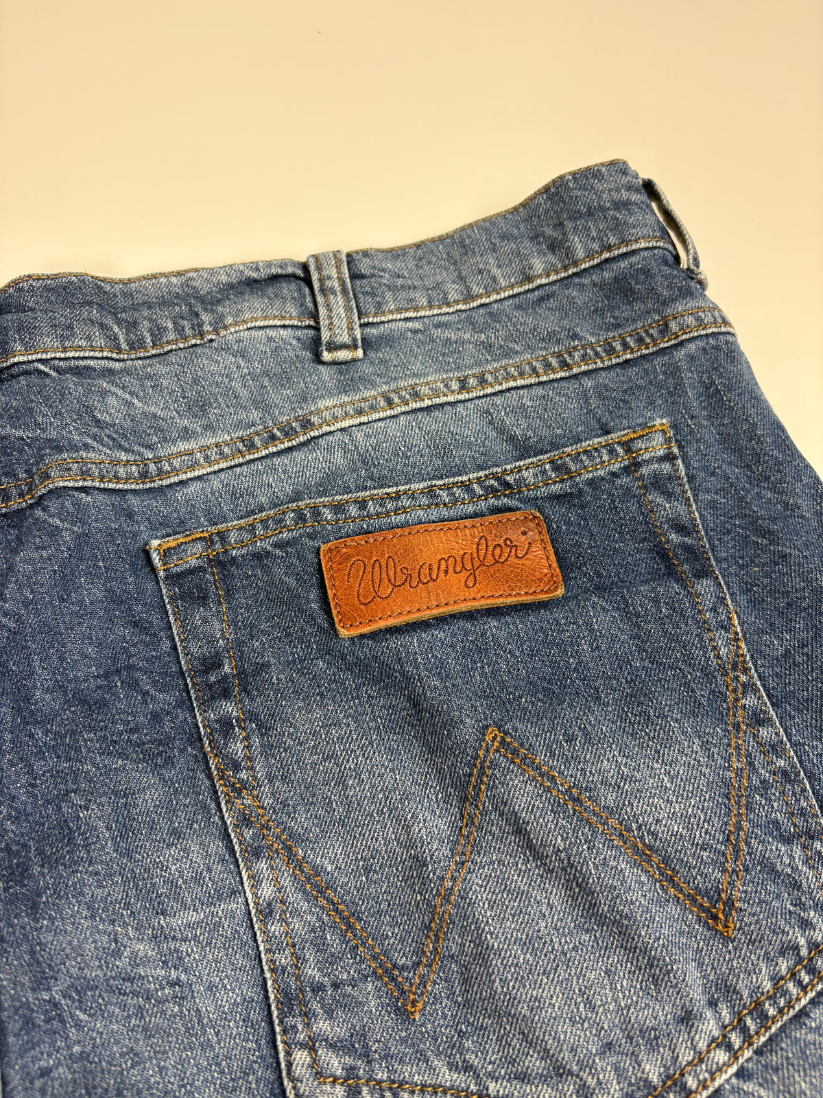 Detail der Wrangler W-Naht und Marken-Details an der blauen Vintage Jeans