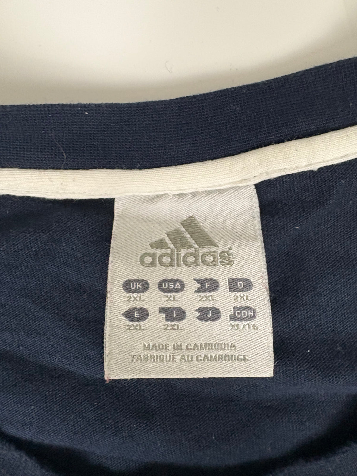 Adidas Etikett Größe 2XL Made in Cambodia