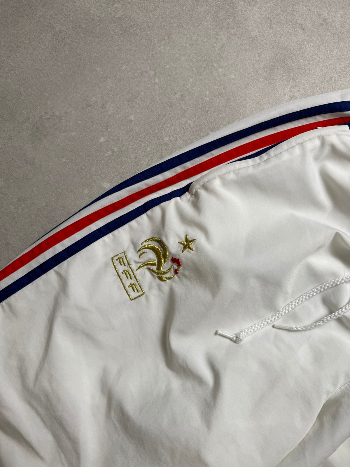 Adidas Frankreich FFF Vintage Tracksuit in Offwhite – Logo im Detail 2