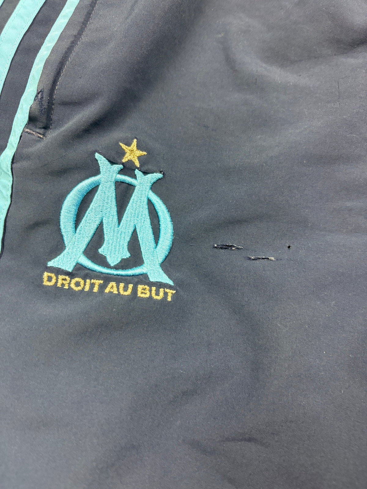 Adidas Olympique Marseille Vintage Tracksuit in Navy/Hellblau – Logo im Detail 3