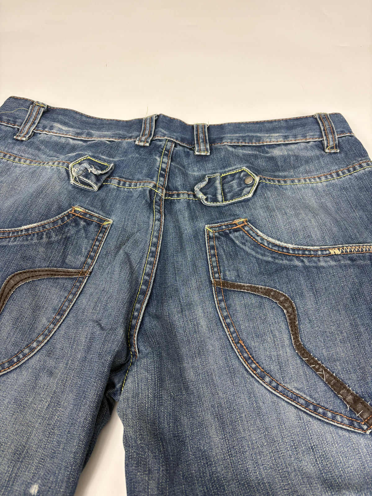 Japan Style Baggy Jeans – Taschen und Kontrastnaht Detail