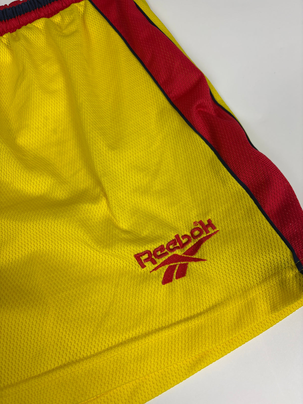 Liverpool FC Vintage Shorts – rote Reebok Stickerei Detail
