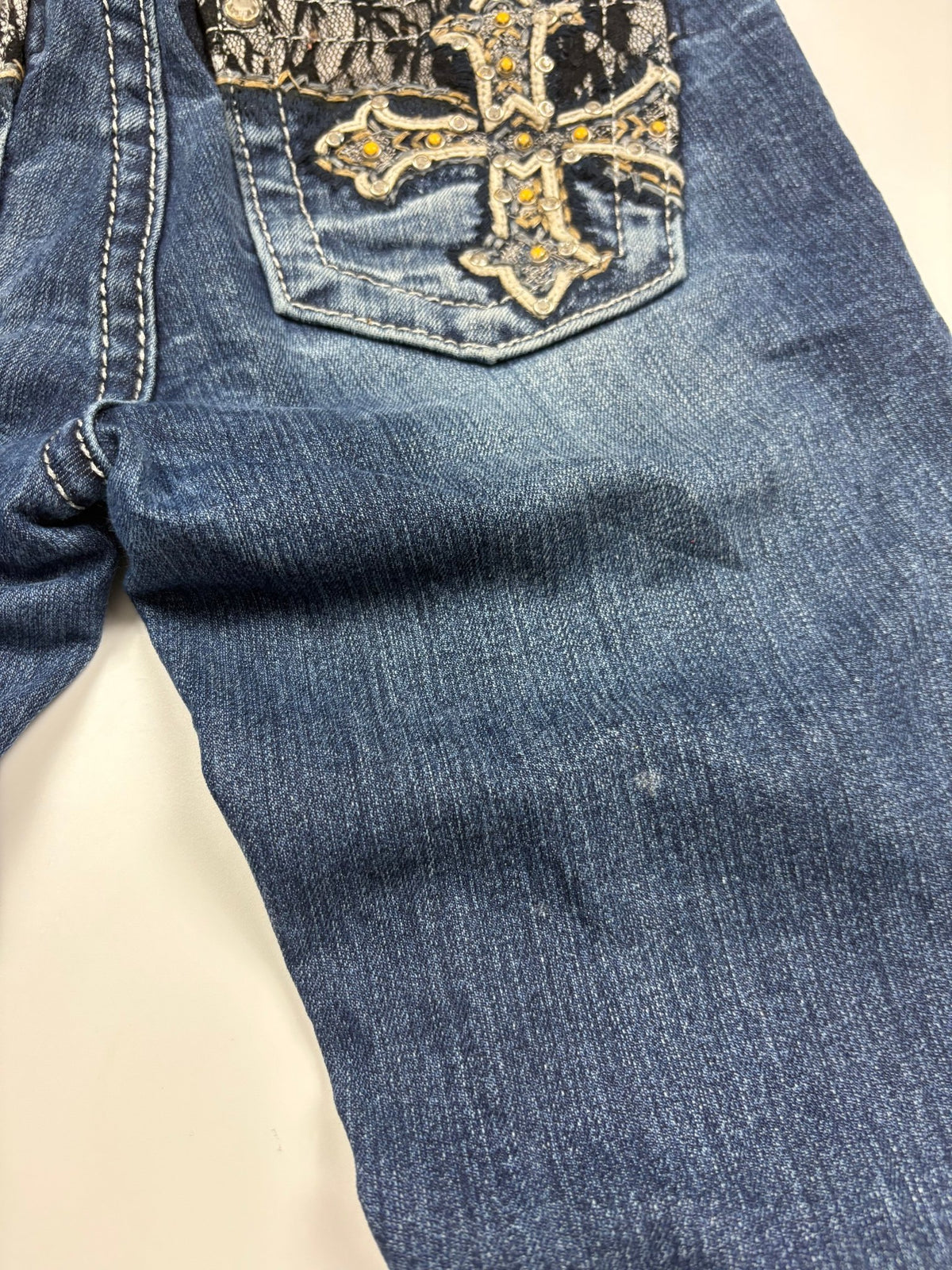 Miss Me Kreuzstickerei Vintage Bootcut Jeans in Dunkelblau – Detailansicht