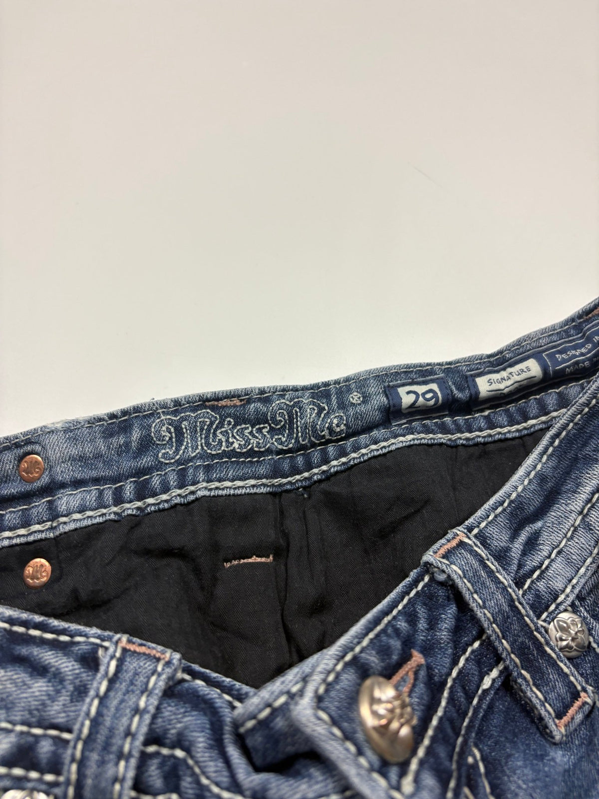 Miss Me Strass Flap Vintage Bootcut Jeans in Blau – Detailansicht 2
