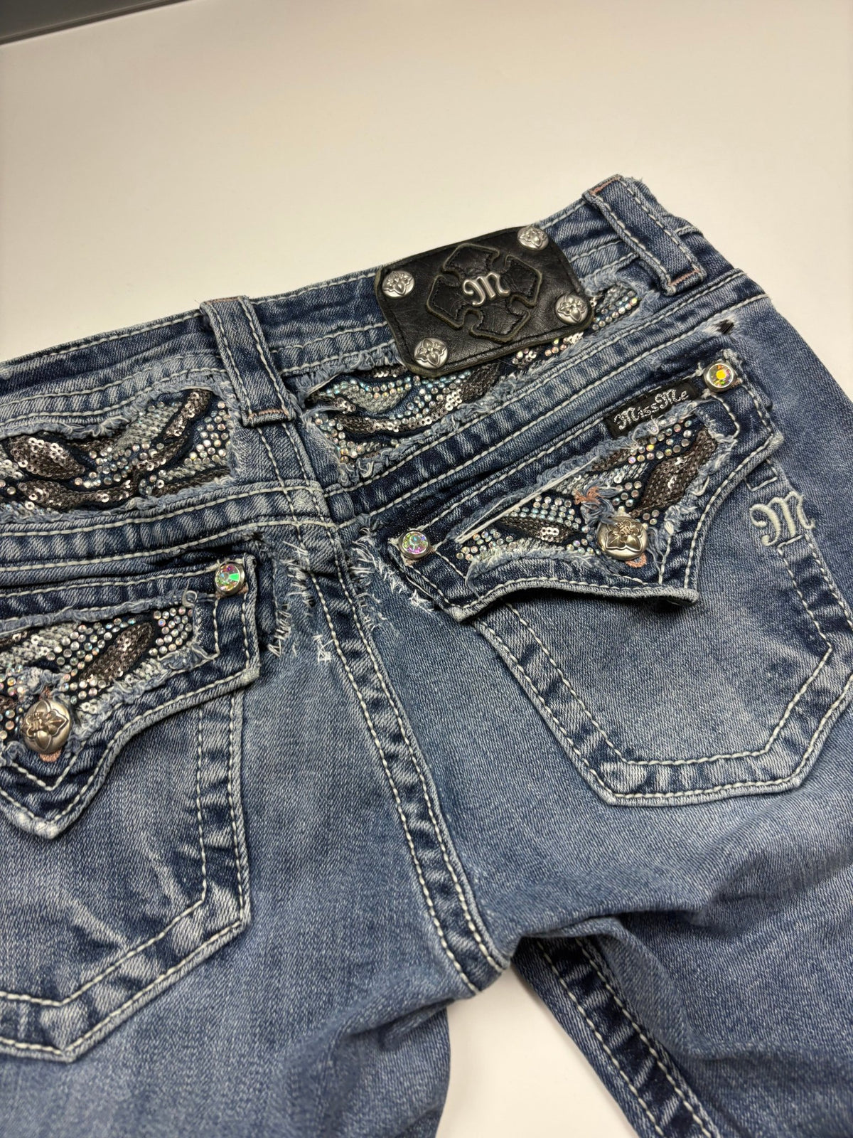 Miss Me Strass Flap Vintage Bootcut Jeans in Blau – Detailansicht