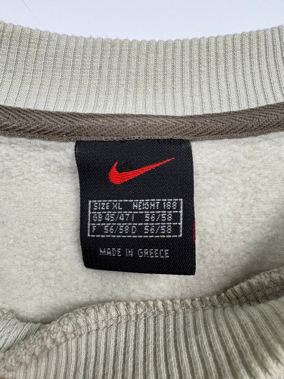 Nike Big Swoosh 90s Vintage Sweater in Beige – Etikett