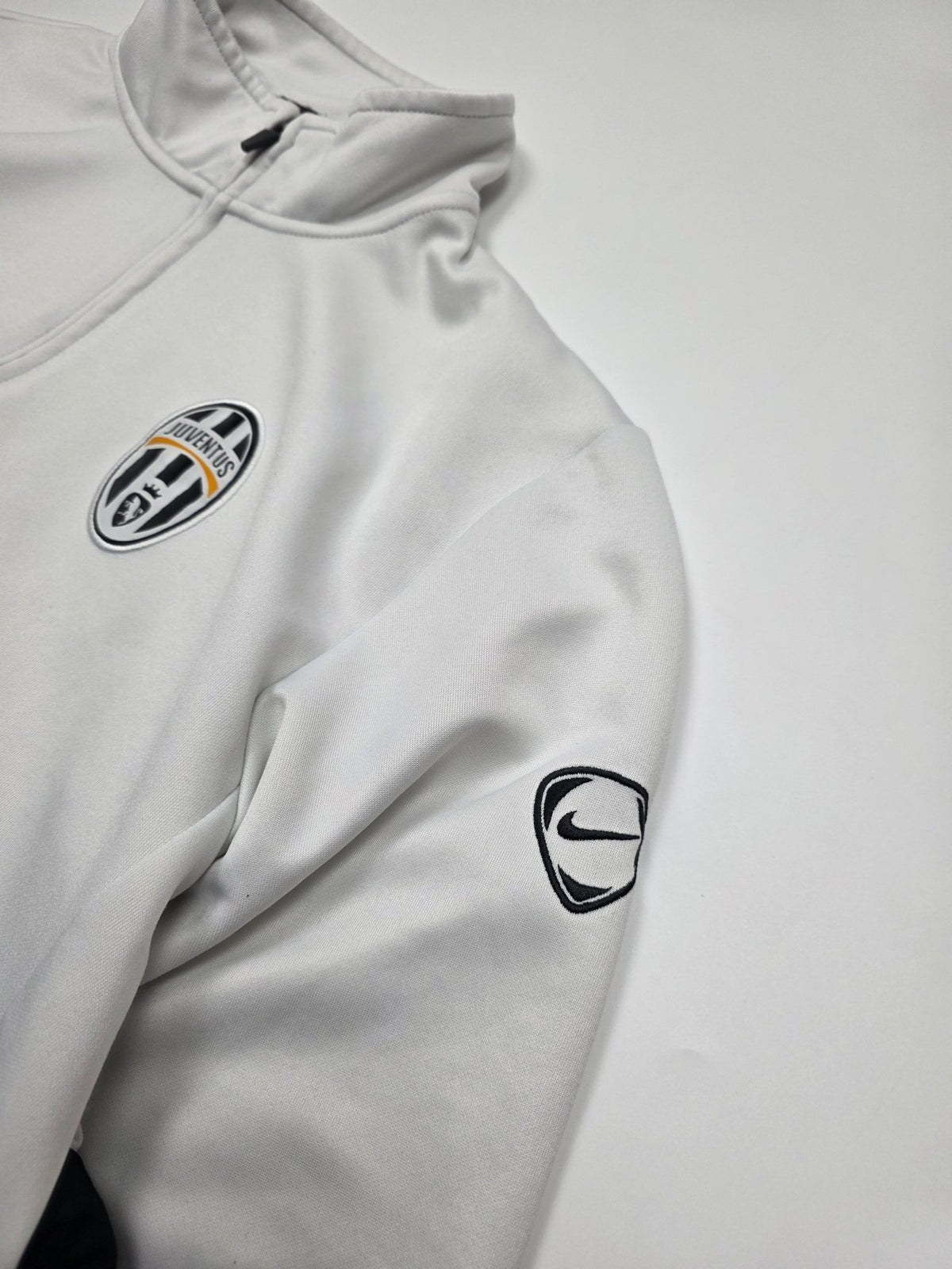Nike Juventus Vintage Trackjacket in Weiß/Schwarz – Logo im Detail 2