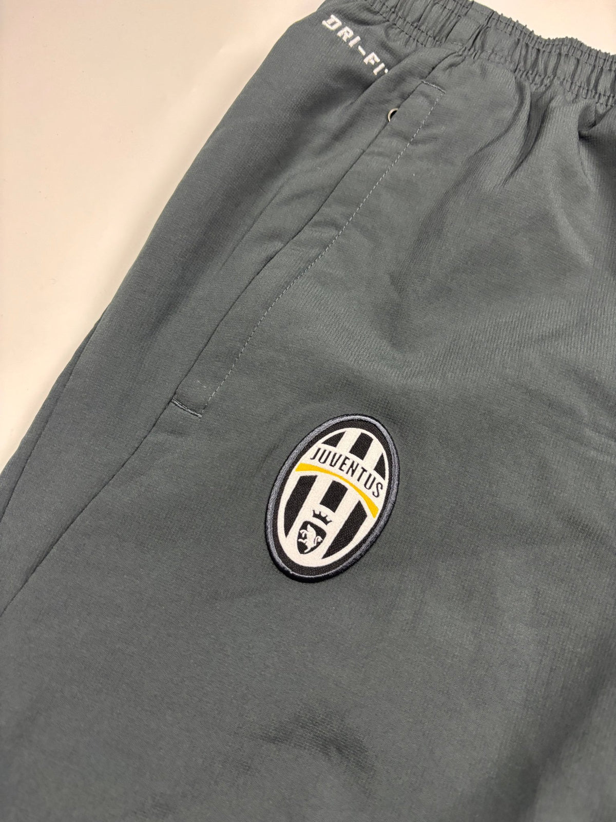 Dri-FIT-Detail am elastischen Bund der Nike Juventus Trackpants