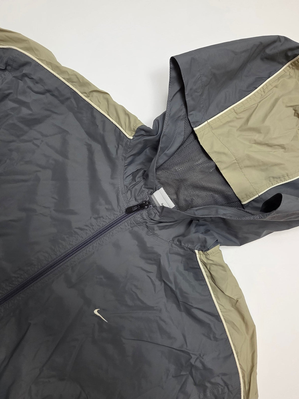 Detail von Kapuze, Mesh-Futter, Mini Swoosh und olivfarbenem Panel am Nike Vintage Windbreaker