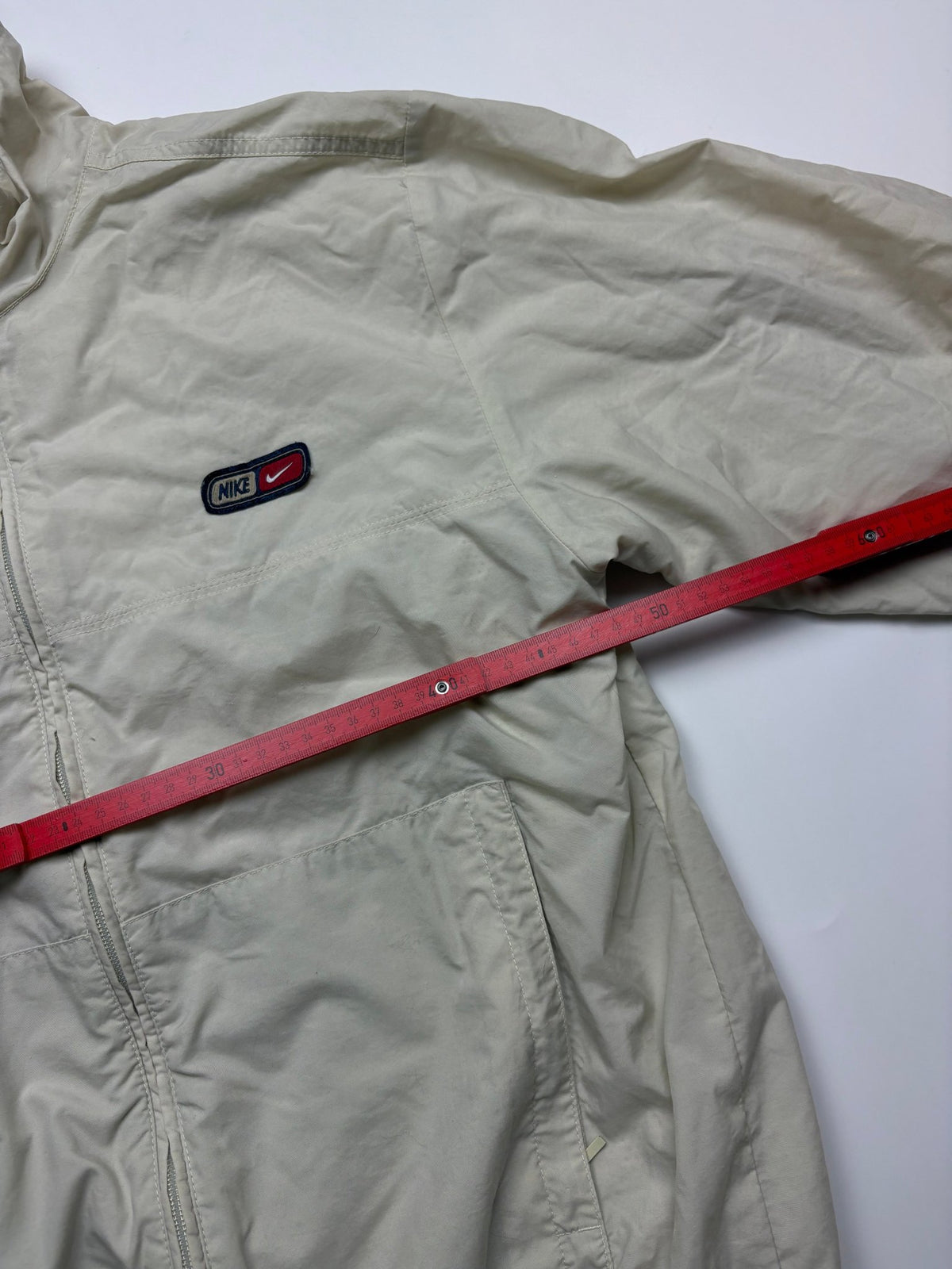 Nike Logo Patch Vintage Trackjacket in Beige – Messfoto mit Maßstab 2