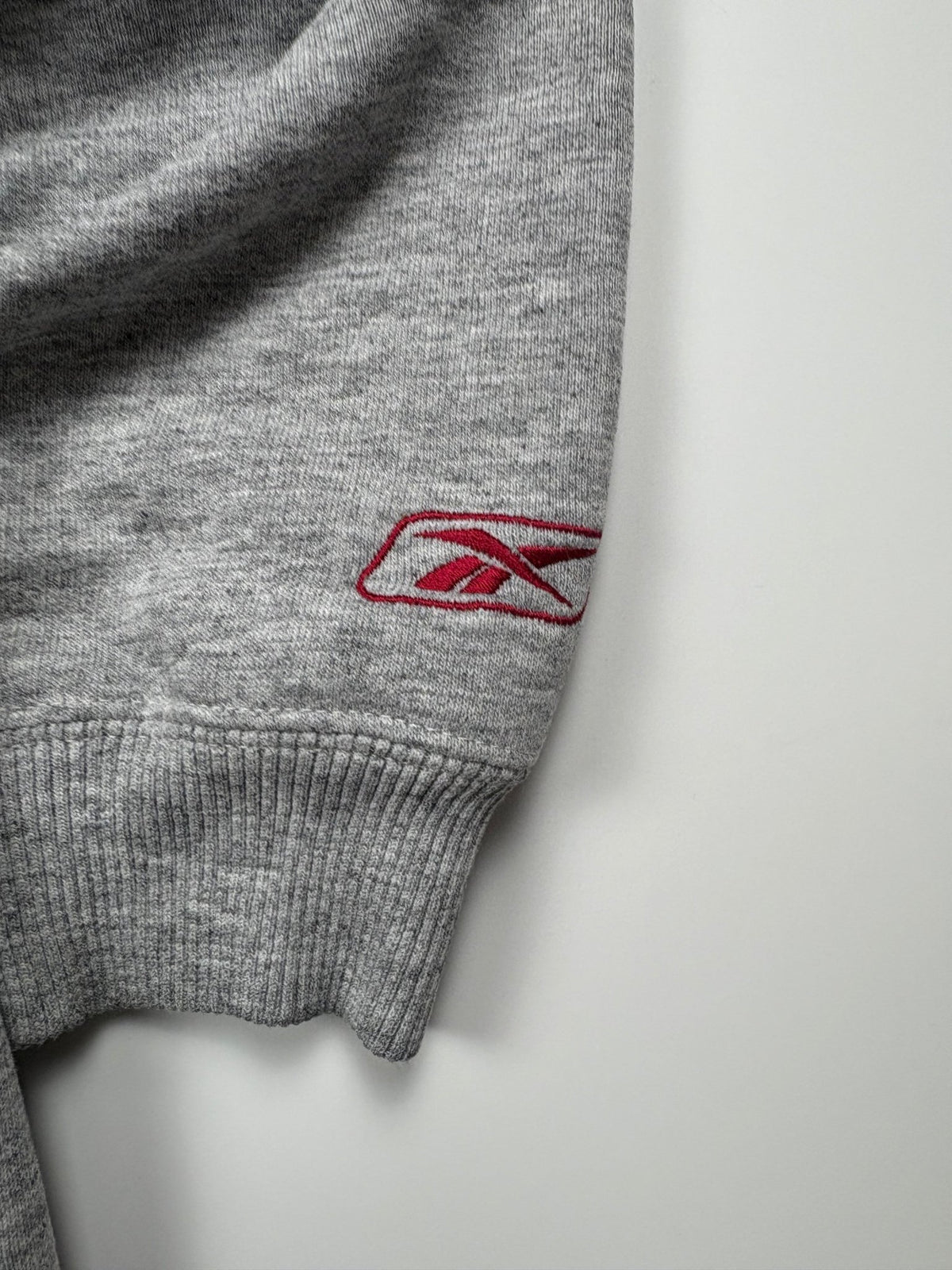 Reebok Spellout 90s Vintage Sweater in Grau/Navy – Logo im Detail 2