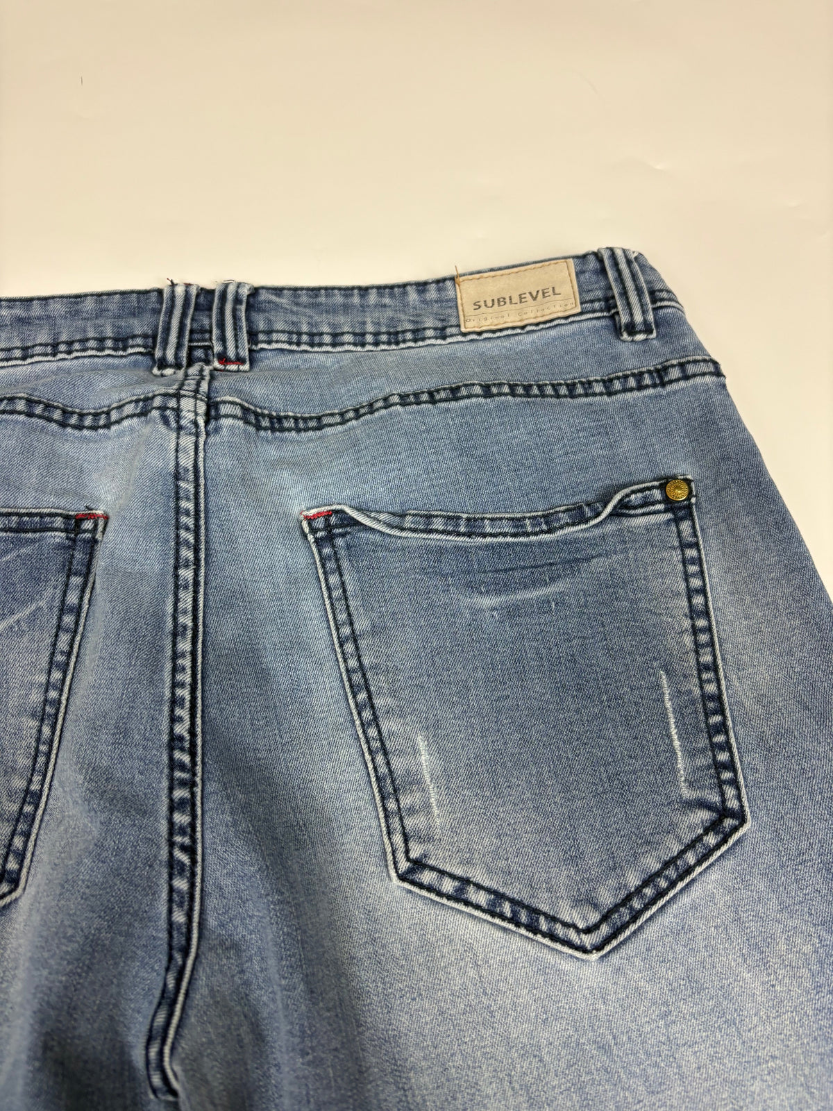 Sublevel Vintage Jeans – Gesäßtasche und Kontrastnähte Detail
