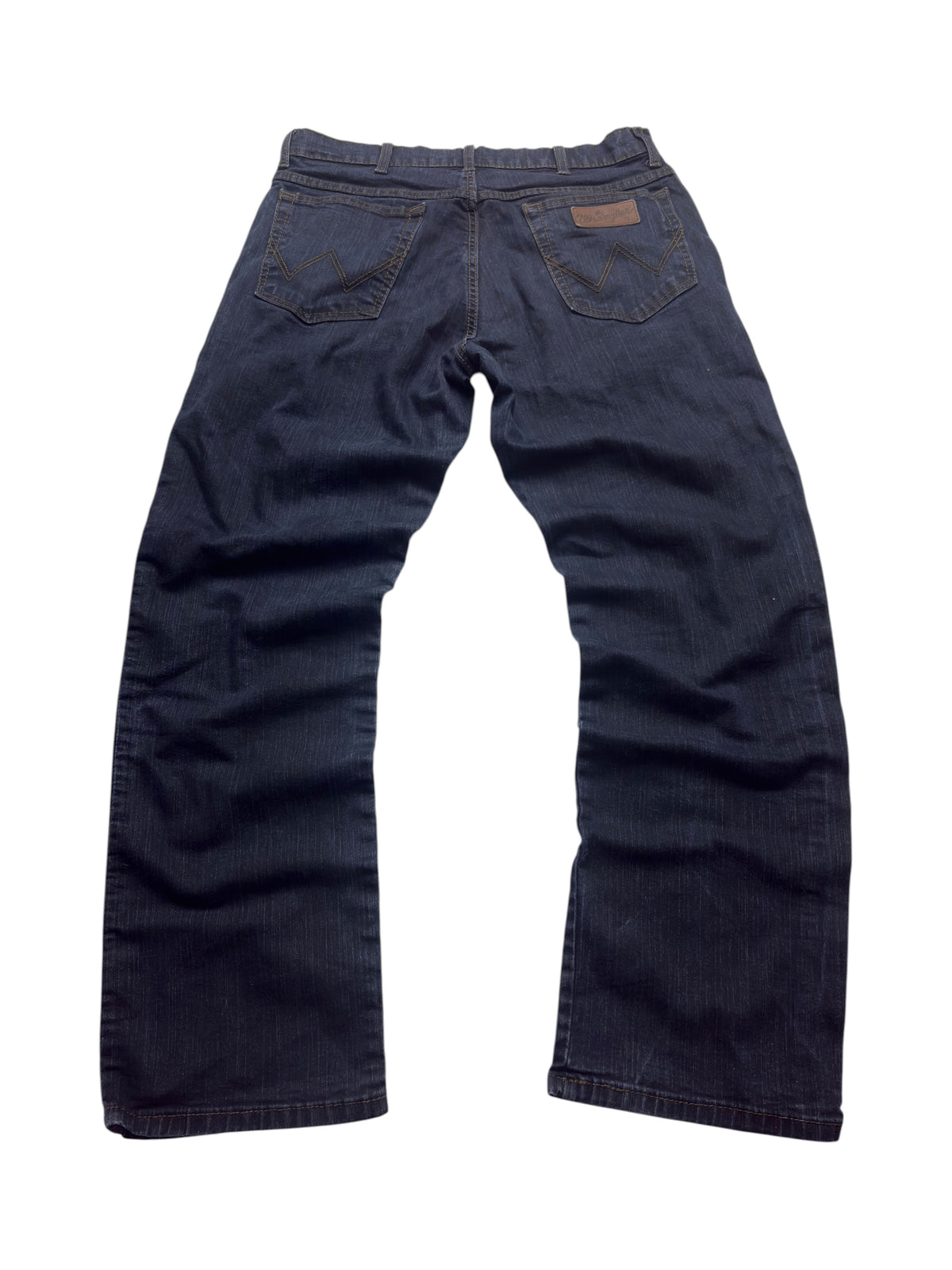 Dunkelblaue Wrangler Texas Stretch Vintage Jeans mit W-Nähten und Markenpatch, Rückansicht