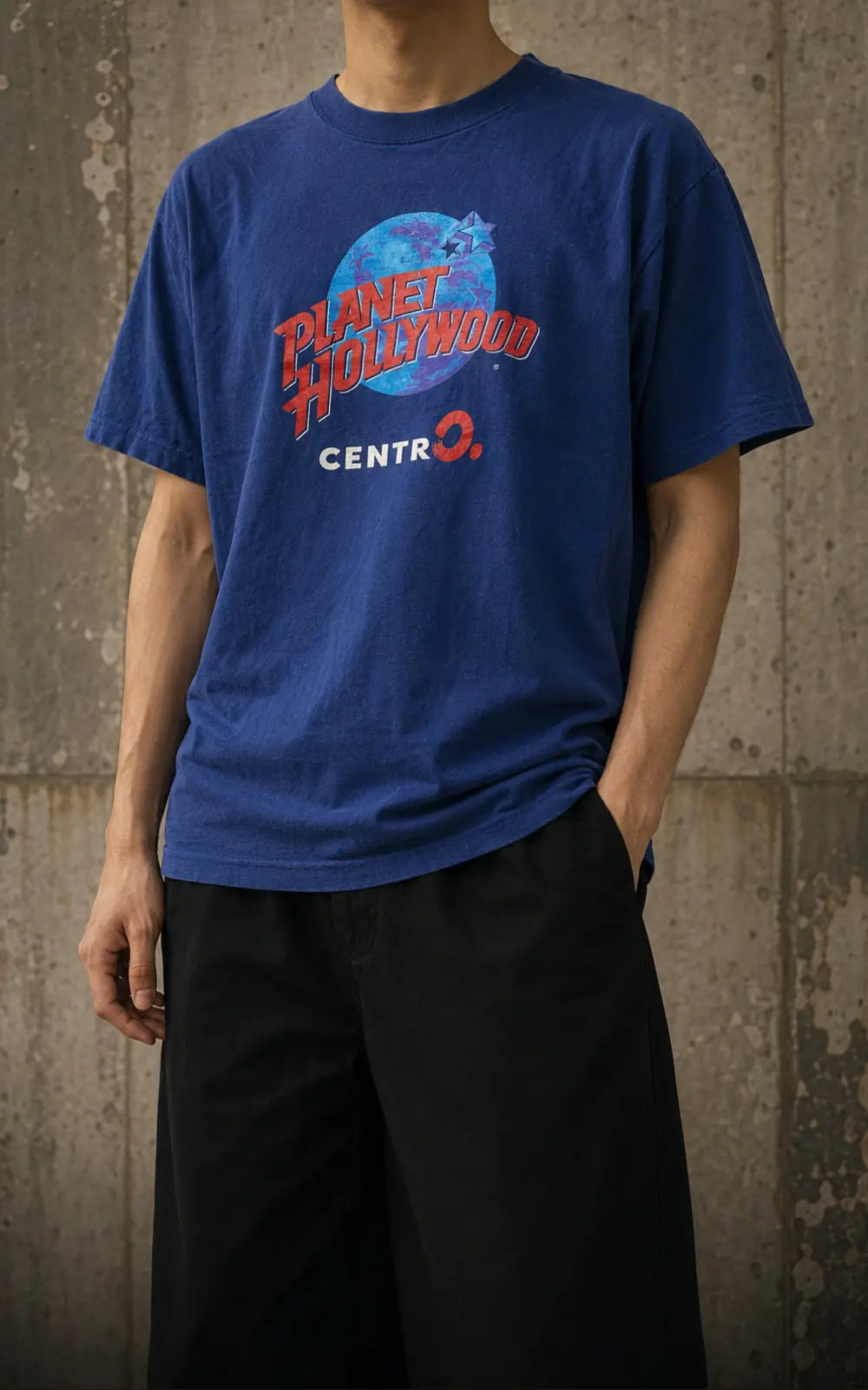 Model in einem blauen Vintage T-Shirt mit Grafikprint