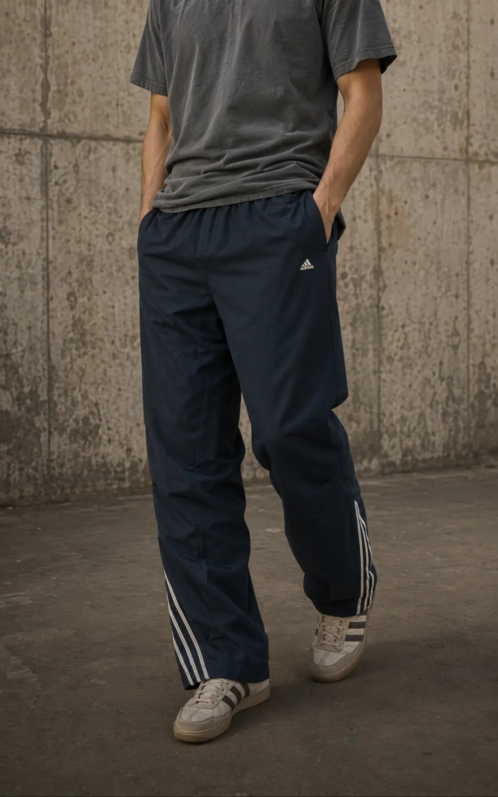 Model in dunkelblauen Vintage Trackpants