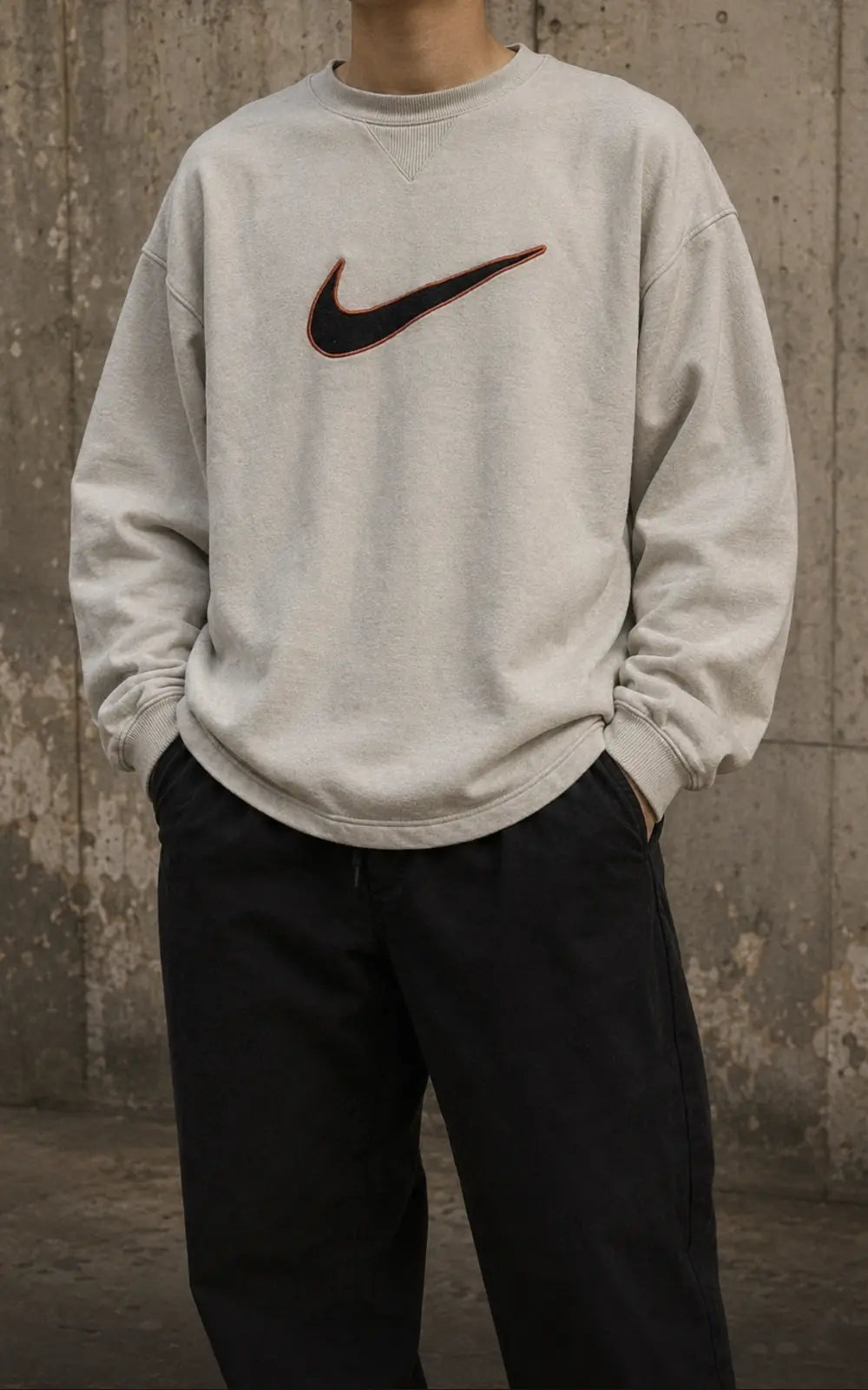 Model in einem hellgrauen Vintage Sweater