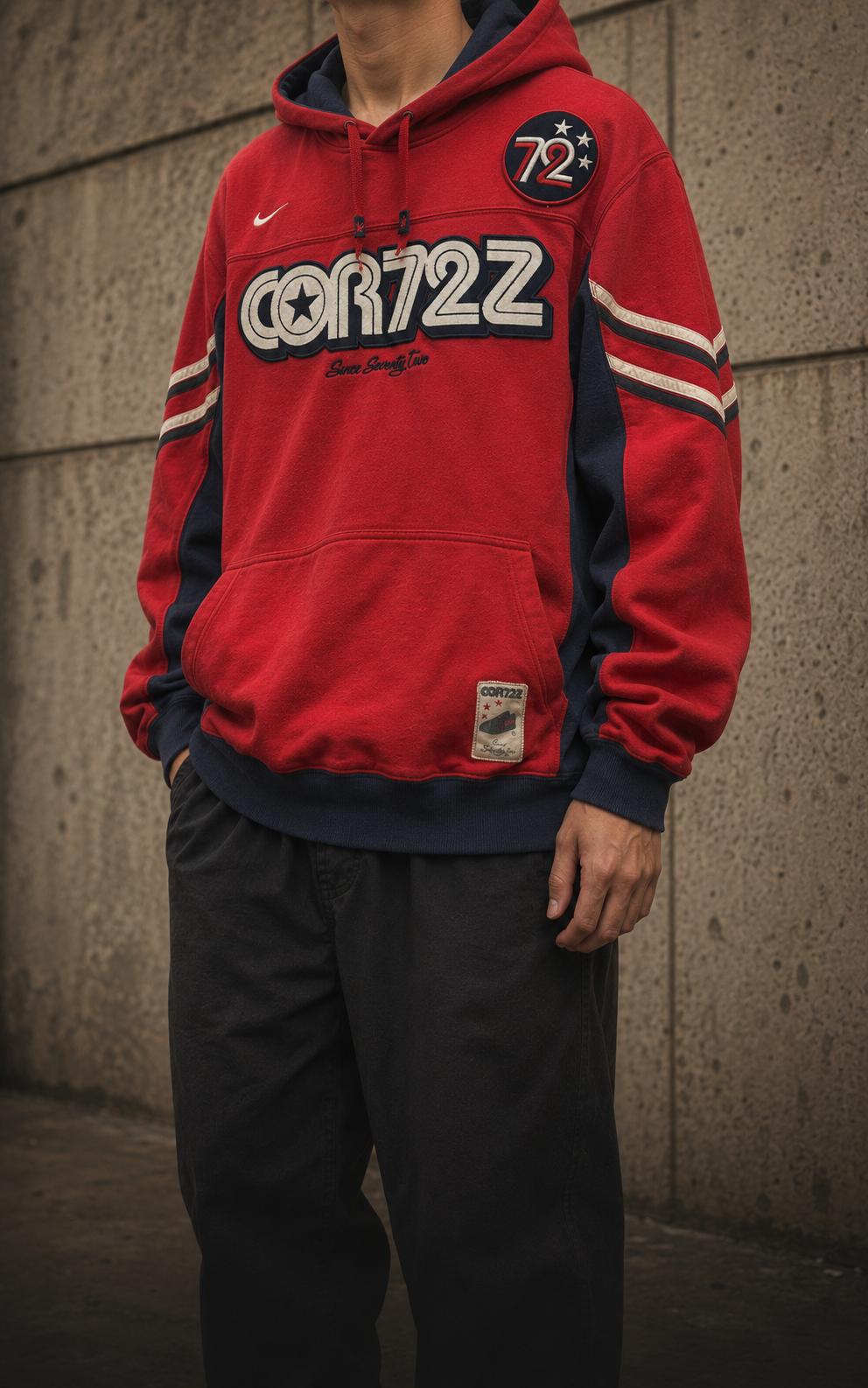 Model in einem roten Vintage Hoodie