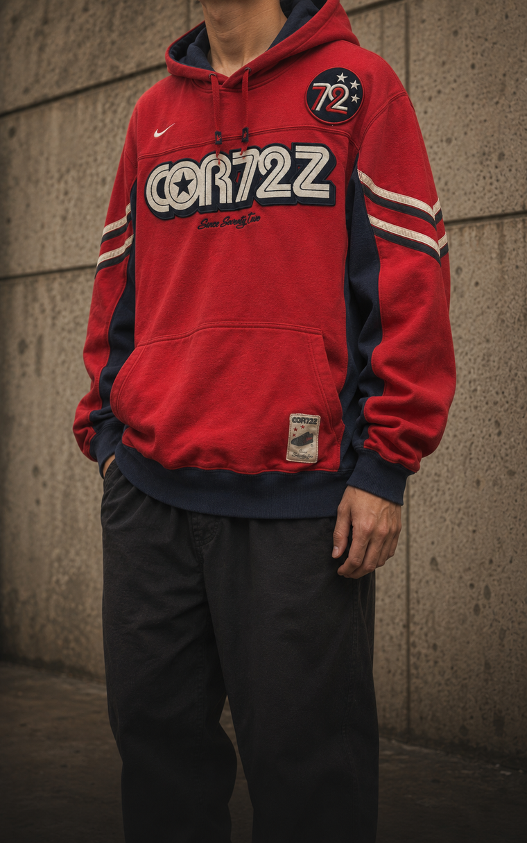 Roter Vintage Hoodie mit sportlichen Retro-Details