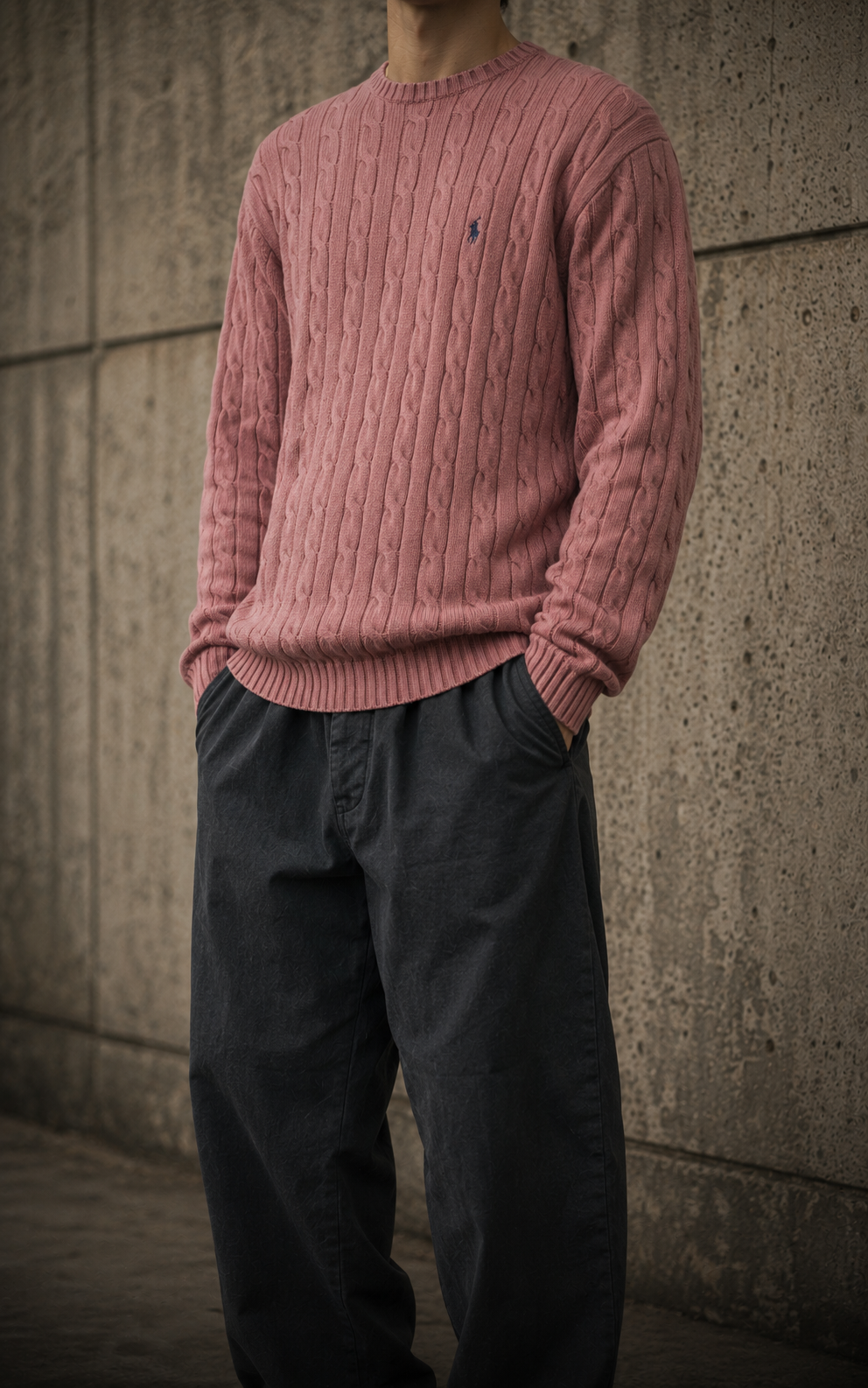 Model in einem rosafarbenen Ralph Lauren Vintage Sweater