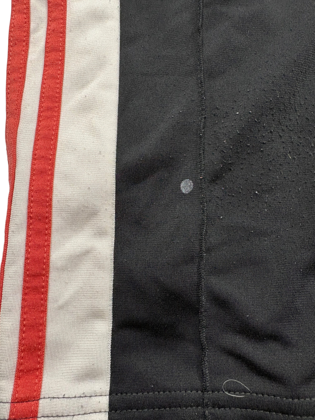 Rote Adidas 3-Streifen und helles Seitenpanel der Trackpants