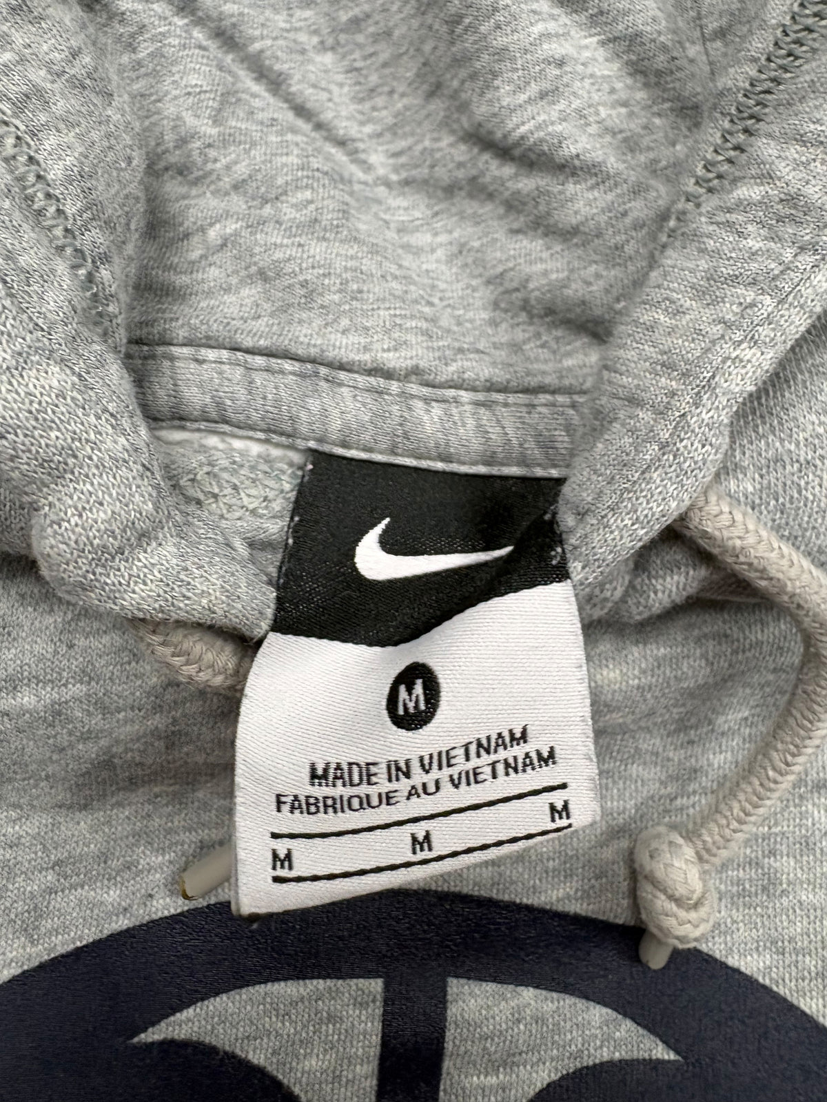 Nike Größenetikett des Vintage Hoodies – Größe M, Made in Vietnam