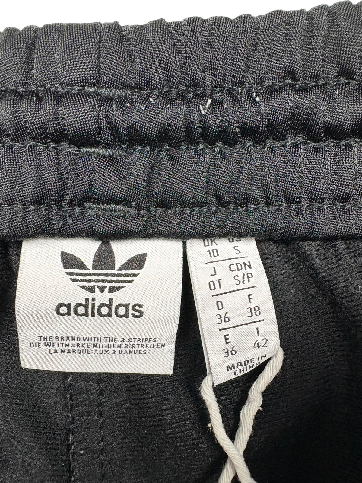 Adidas Marken- und Größenetikett der Trackpants – Größe S