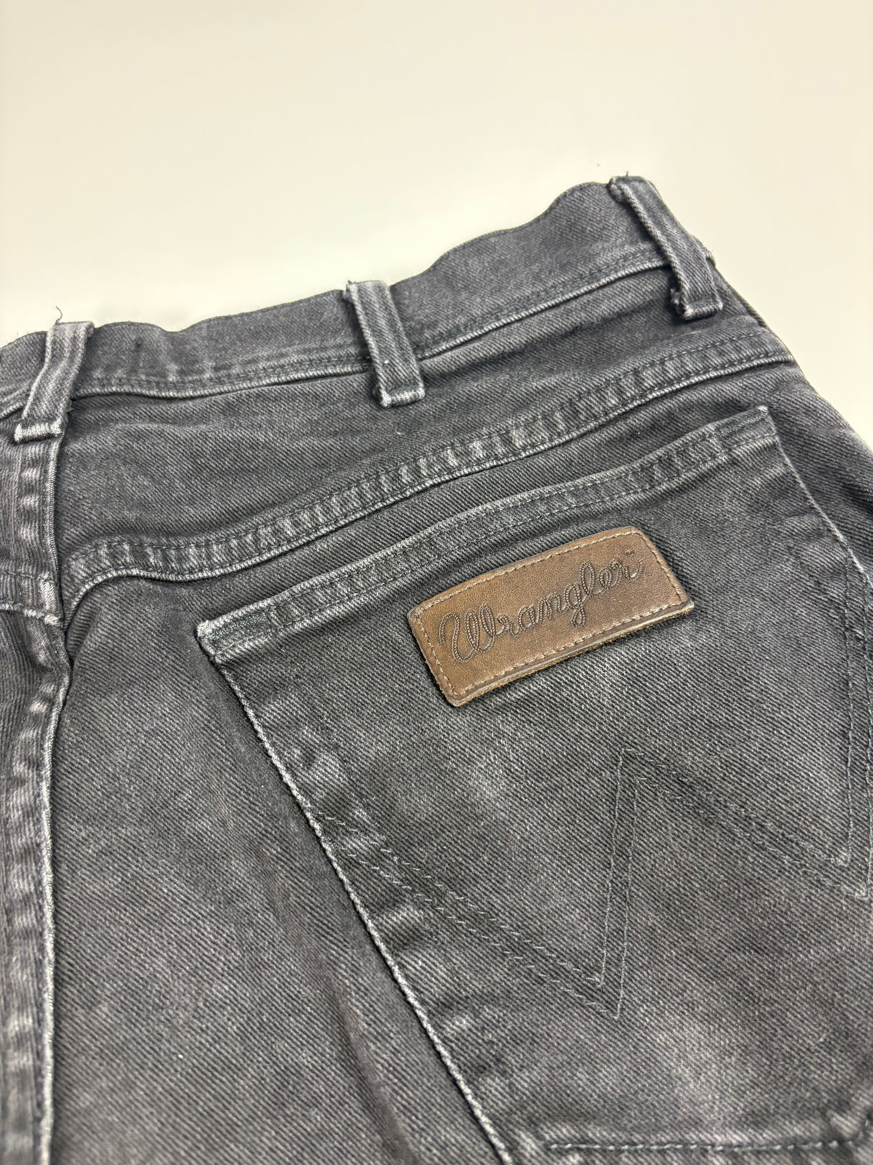 Detail der Wrangler W-Naht an der Gesäßtasche der schwarzen Vintage Jeans
