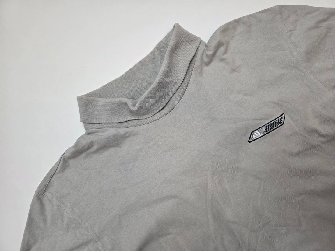 Adidas Lightweight Sweater Grau – Vorderansicht mit geometrischem Logo Patch auf der Brust