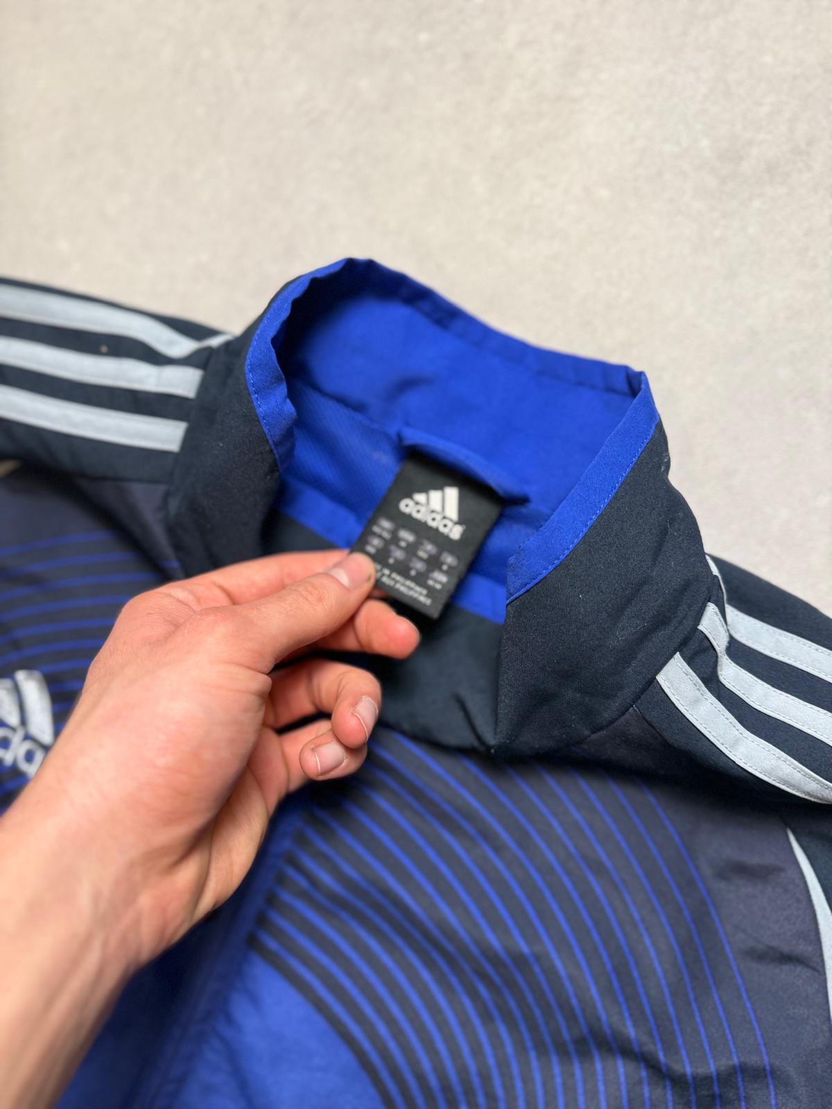Vintage adidas Trainingsjacke in Blau mit Streifen und sichtbarem Etikett, Retro Sportswear