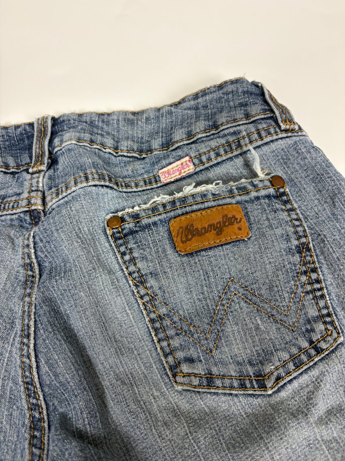 Wrangler Destroyed Vintage Jeans in Hellblau – Detailansicht