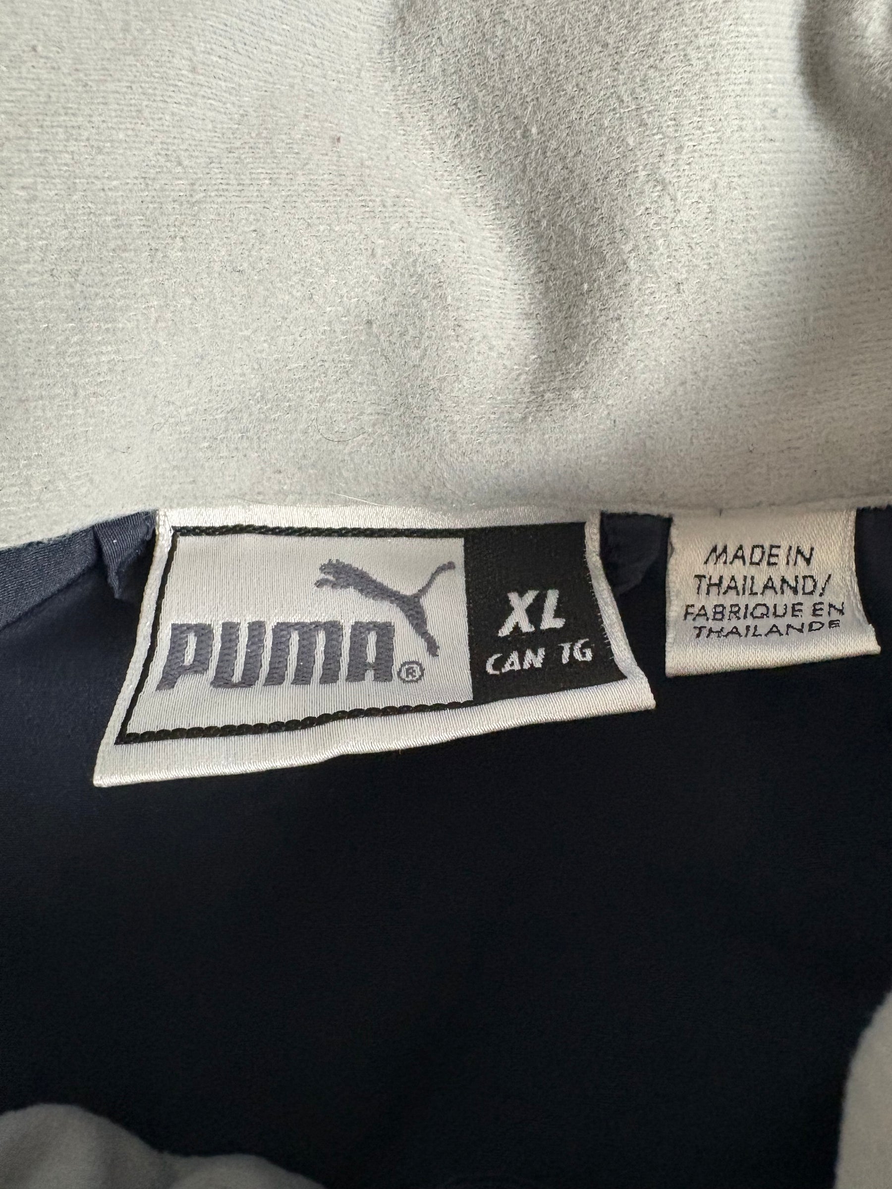 Detailaufnahme der schwarzen Puma AS Monaco Vintage Trackjacket in Größe XL