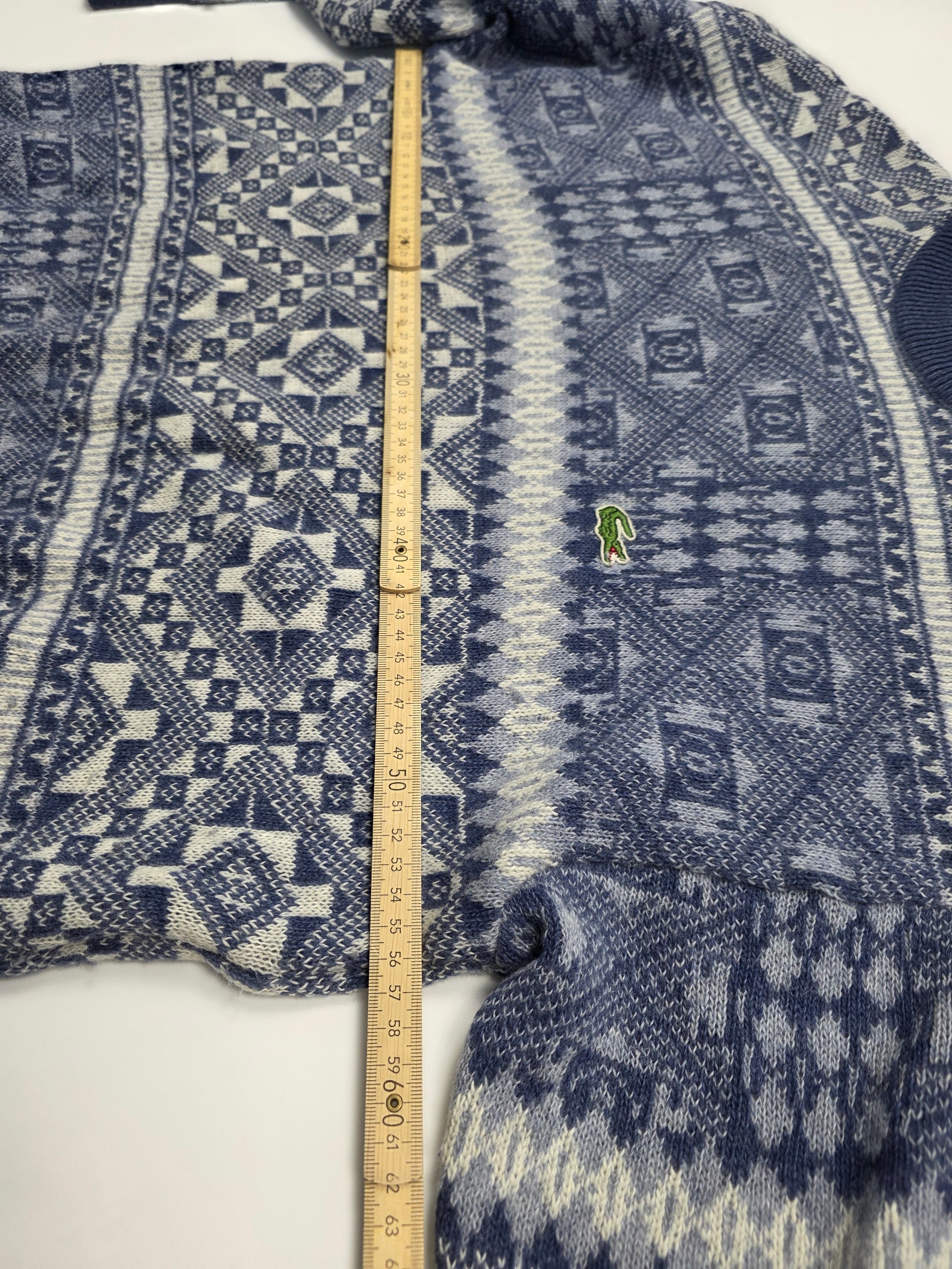 Vintage Strickpullover blau-weiß mit Norweger-Muster und Maßband auf weißem Hintergrund