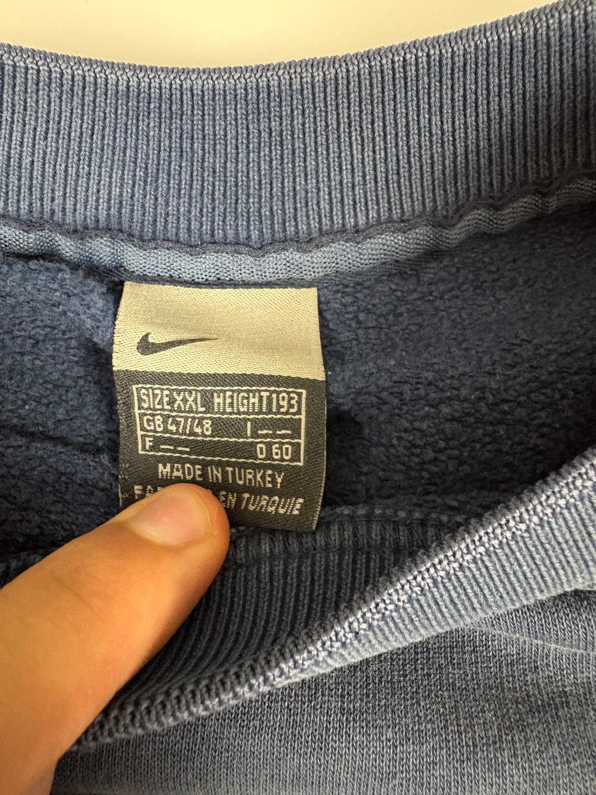 Nike-Etikett im Kragen mit Größe XXL und Angabe Made in Turkey, Fleece-Innenfutter sichtbar