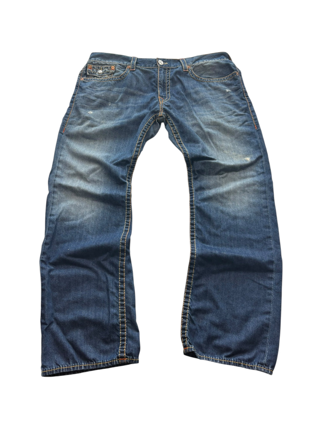 True Religion Jeans Blau – Vorderansicht mit geradem Bein und sichtbarer Waschung