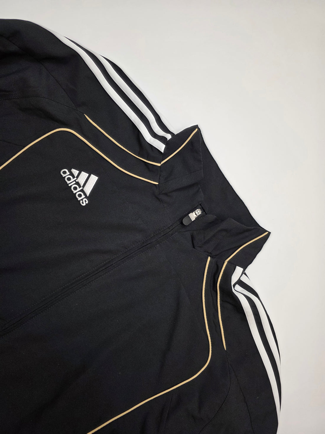 Schwarze Vintage Adidas Trackjacke mit weißen Streifen und Reißverschluss, Retro Sportswear