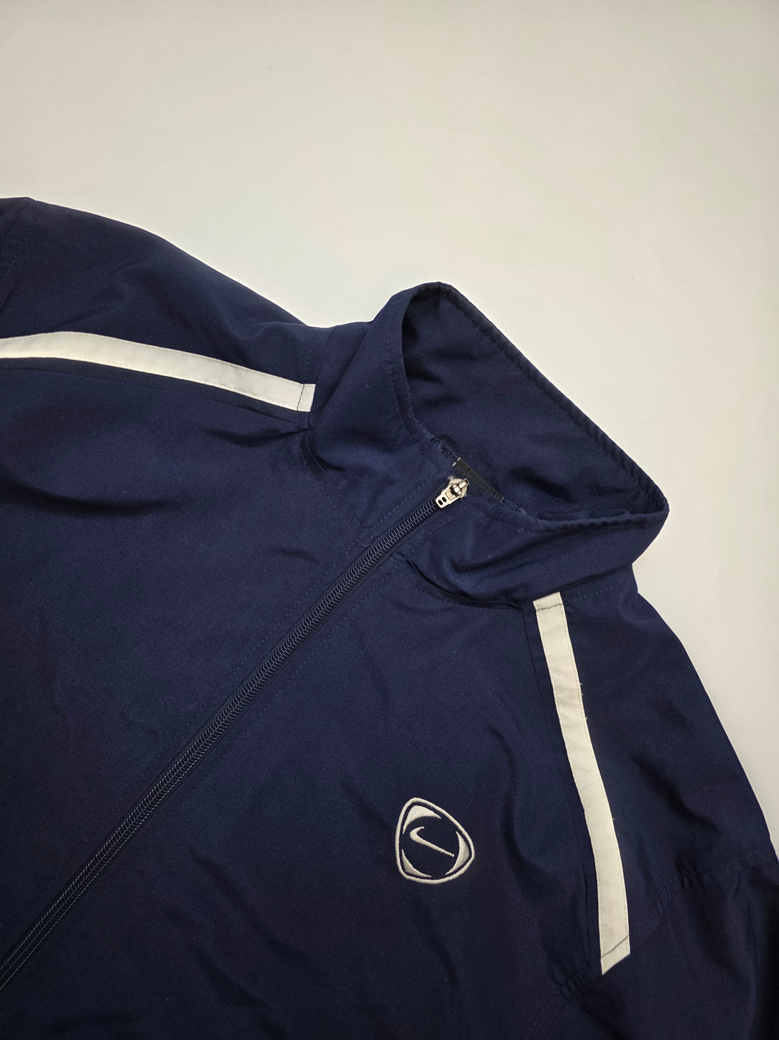 Nike Trackjacket navy mit schwarzen Ärmeln und weißer Kontrastbahn, Vorderansicht