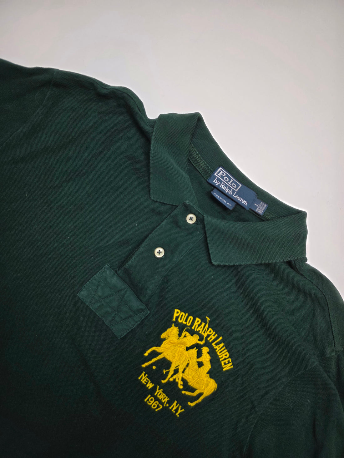 Dunkelgrünes Vintage Polo Shirt mit gelber Stickerei, Polokragen und Knopfleiste
