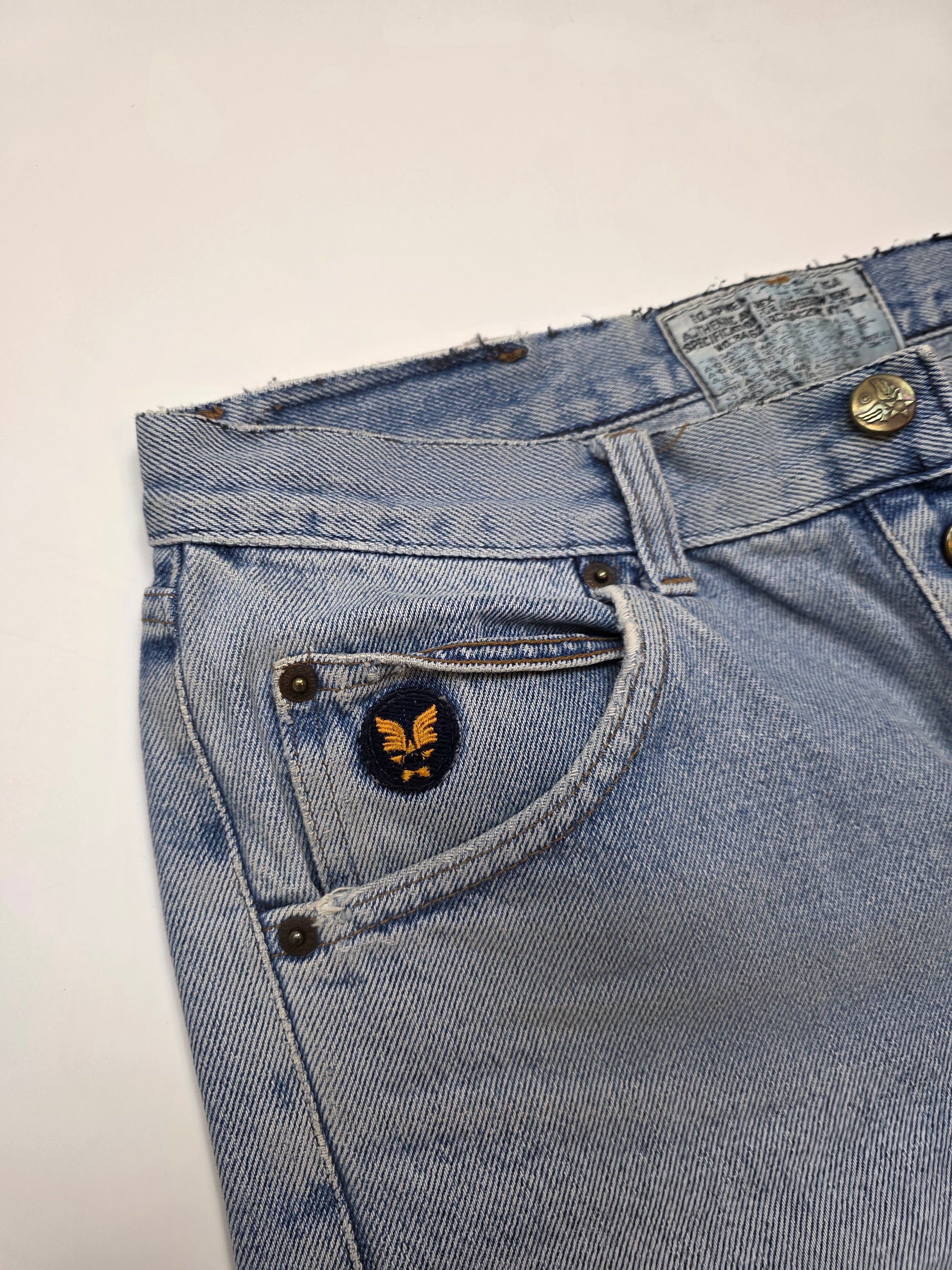 Vintage Jeans aus hellblauem Denim mit gesticktem Adler-Logo an der Münztasche, Nahaufnahme