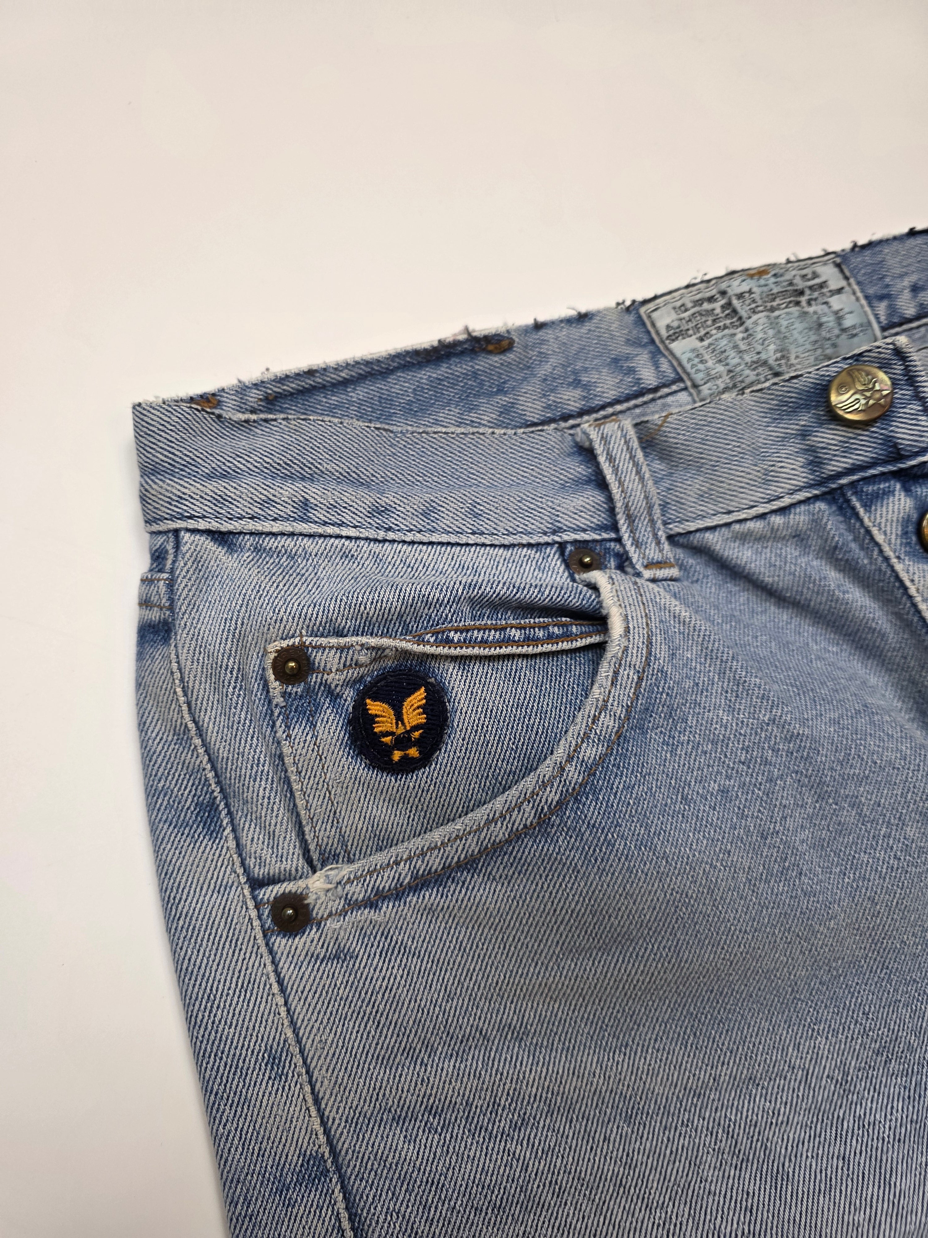 Vintage Jeans aus hellblauem Denim mit gesticktem Adler-Logo an der Münztasche, Nahaufnahme
