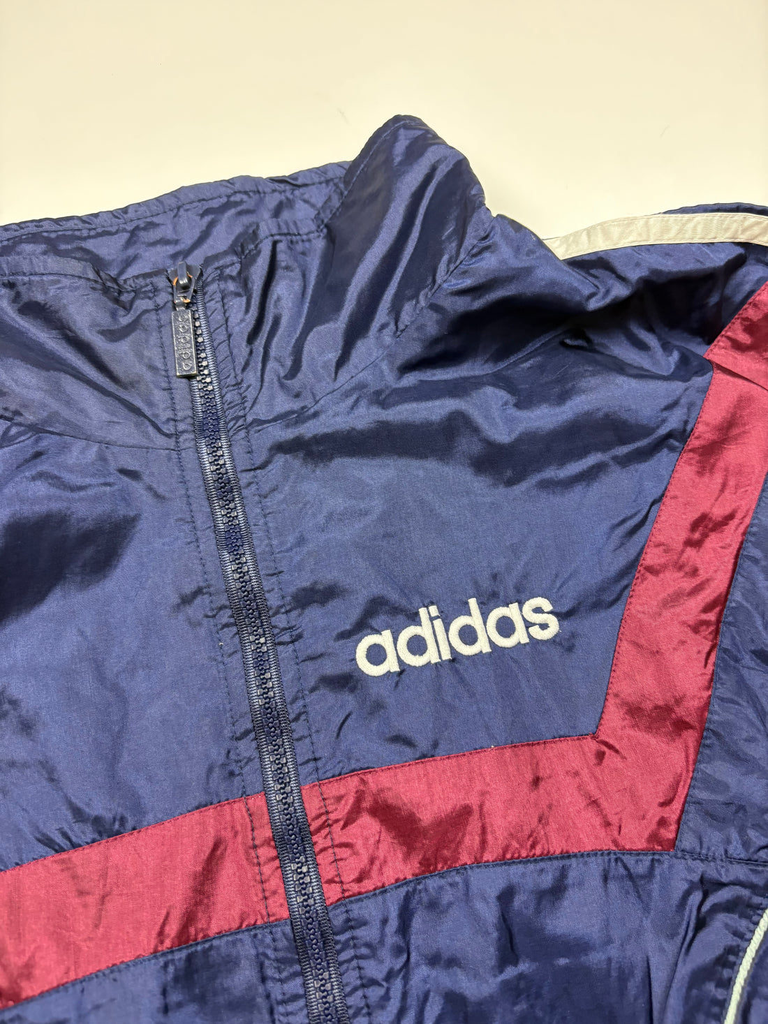 Adidas Firebird 90s Trackjacket Navy/Bordeaux Größe L – Frontansicht mit Chevron-Bahnen und weißen Schulterpanels