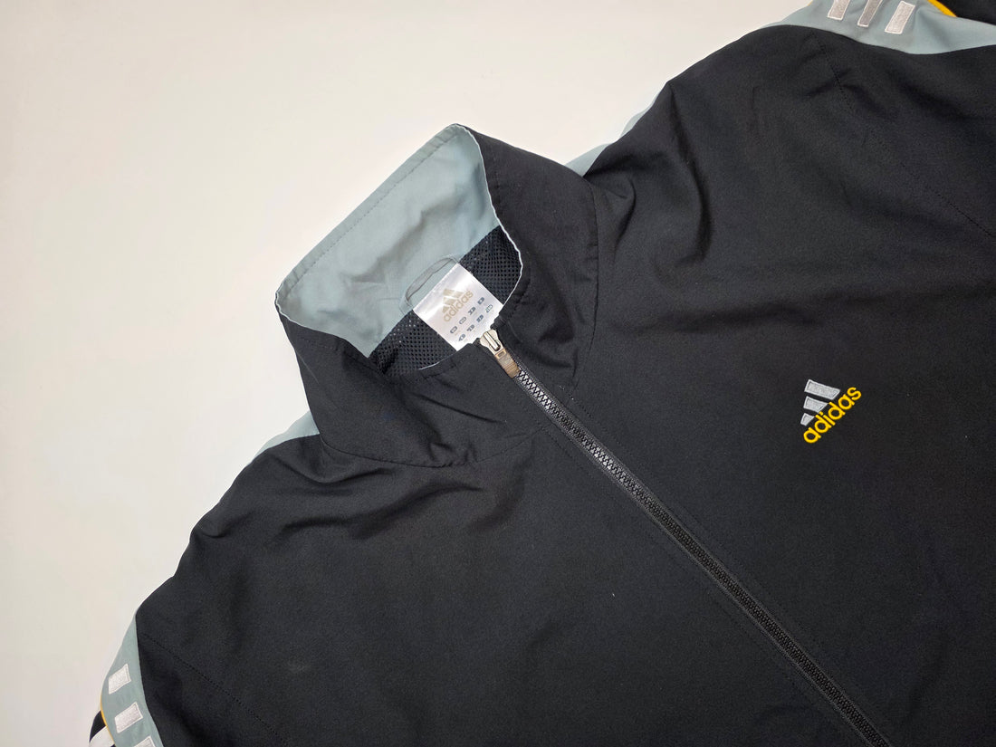Schwarze Vintage adidas Trackjacke mit Reißverschluss, gelbem Logo und silbernen Streifen