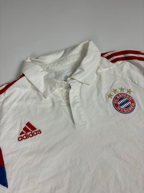 FC Bayern Vereinswappen mit vier goldenen Sternen und rotes Adidas Logo am Vintage Poloshirt