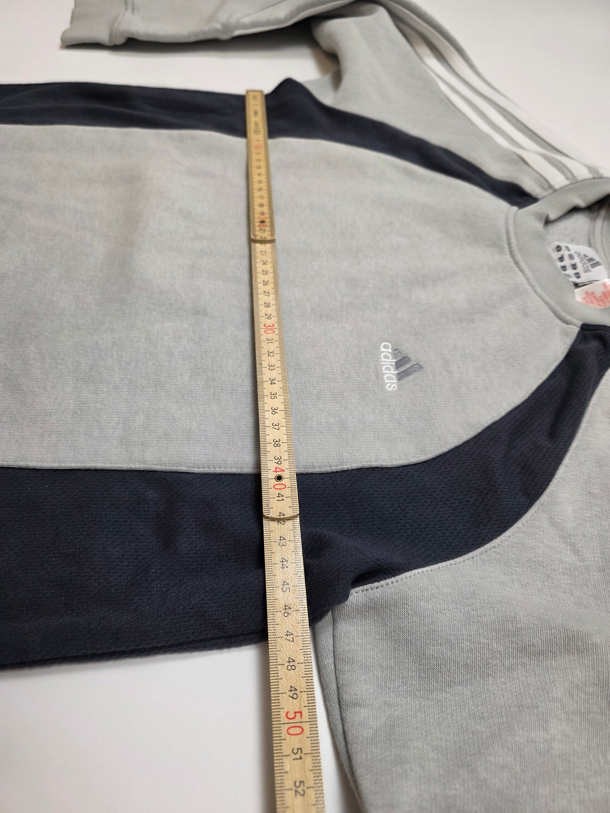 Vintage adidas Sweatshirt in Grau mit Maßband zur Brustweitenmessung, Retro Sportswear