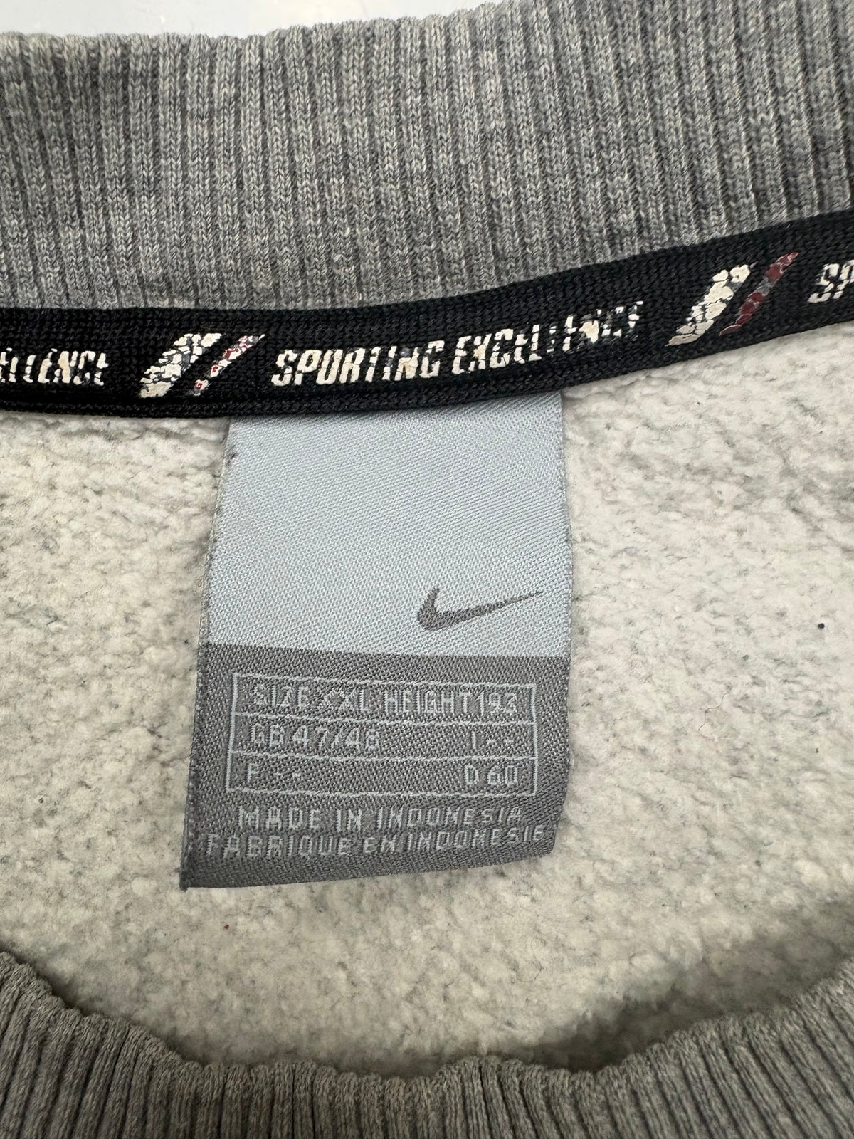 Nike Big Logo Vintage Sweater in Grau – Etikett