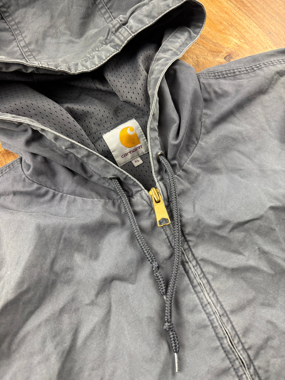 Carhartt Jacke Grau Größe XL – Frontansicht mit Kapuze, Logo Patch und Kängurutasche
