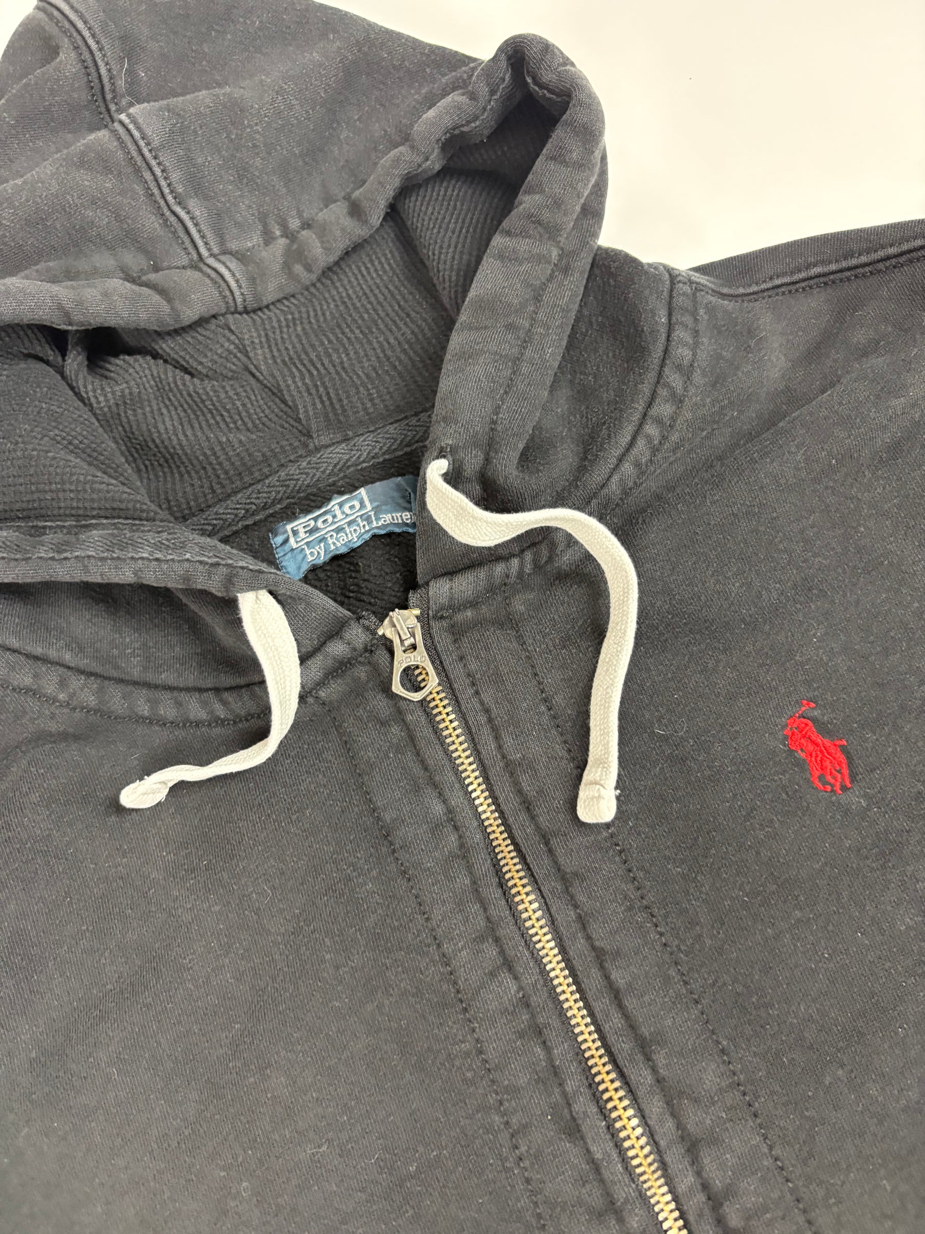 Detailansicht der dunkelgrünen Polo Ralph Lauren Vintage Sweatjacke mit Reißverschluss und Marken-Details