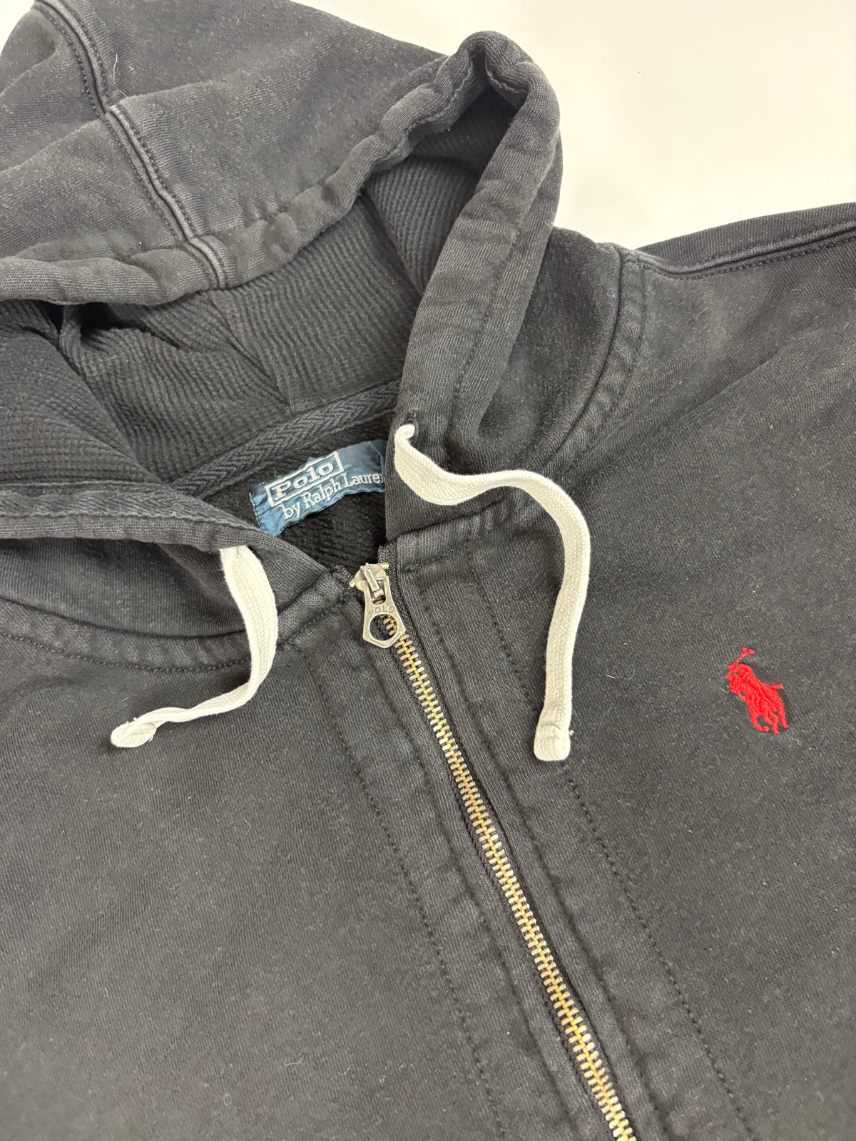Detailansicht der dunkelgrünen Polo Ralph Lauren Vintage Sweatjacke mit Reißverschluss und Marken-Details